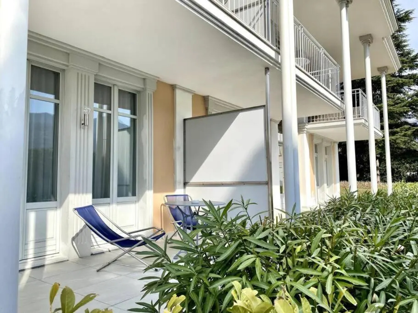 [Charming place with pool, lake and terrace] 135