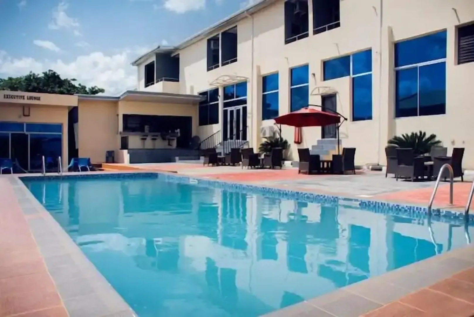 De City Hotel and Resort
