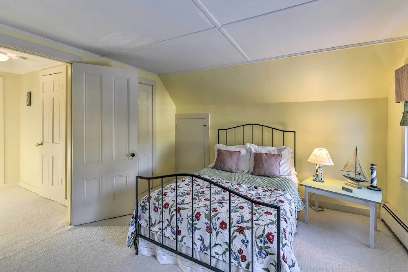 Waterfront Hyannis Gem: Walk to Hyannis Port Beach