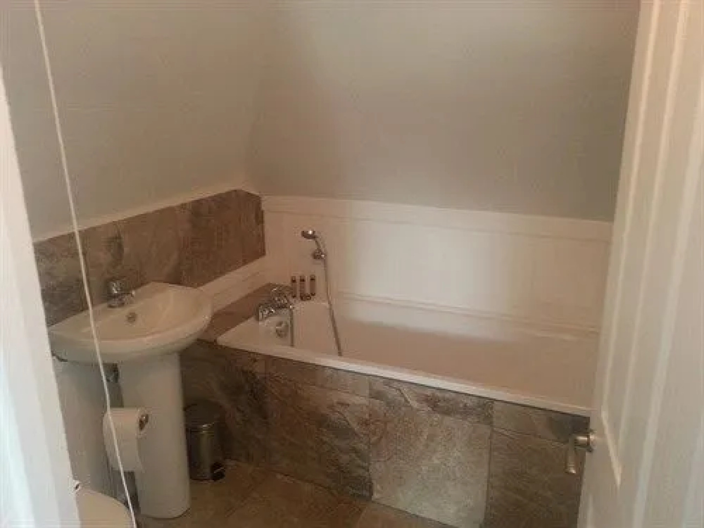 Cliff House B&B & The Moorings Apartments - Guest house