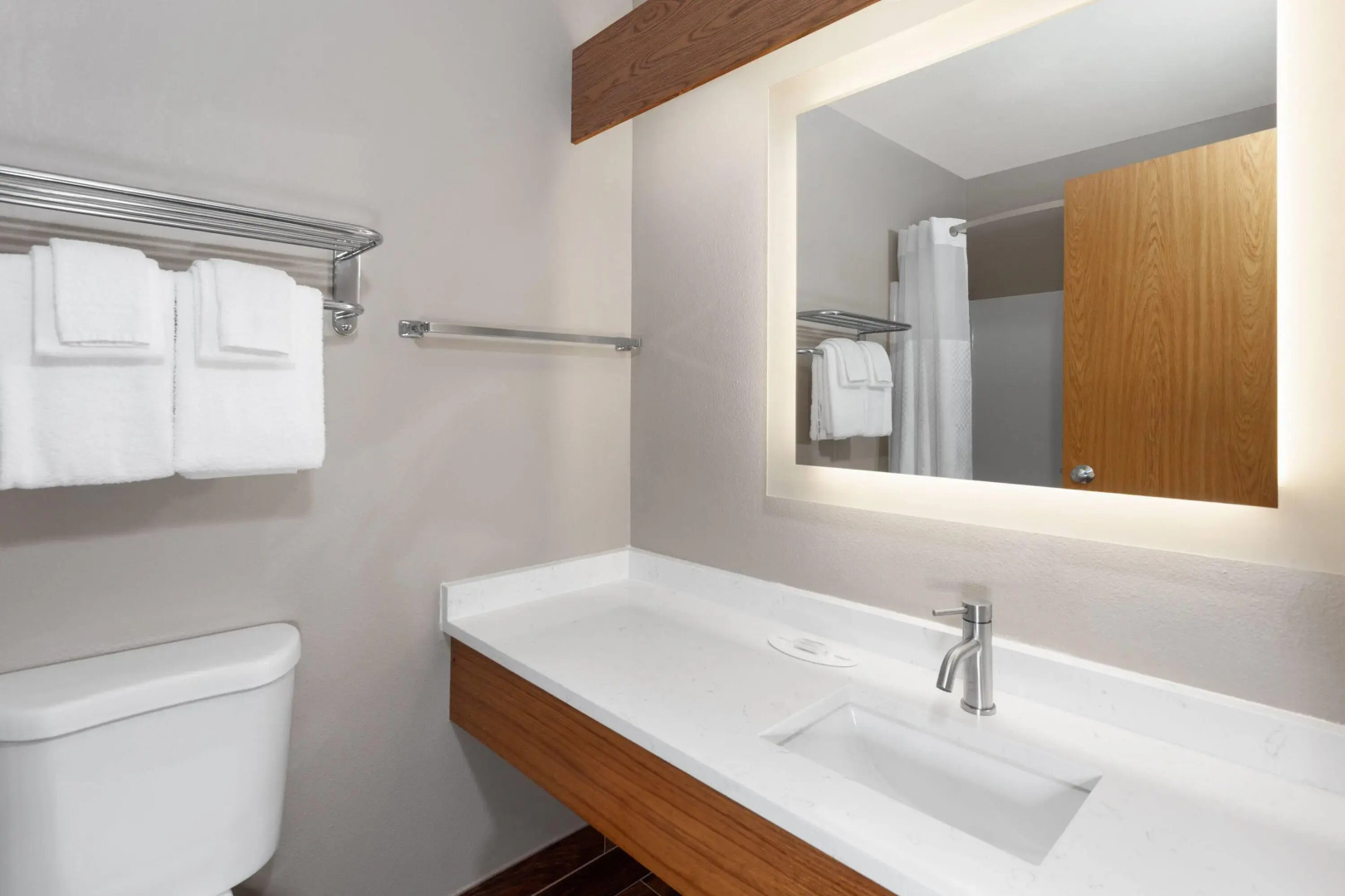 Super 8 by Wyndham Green Bay Near Stadium