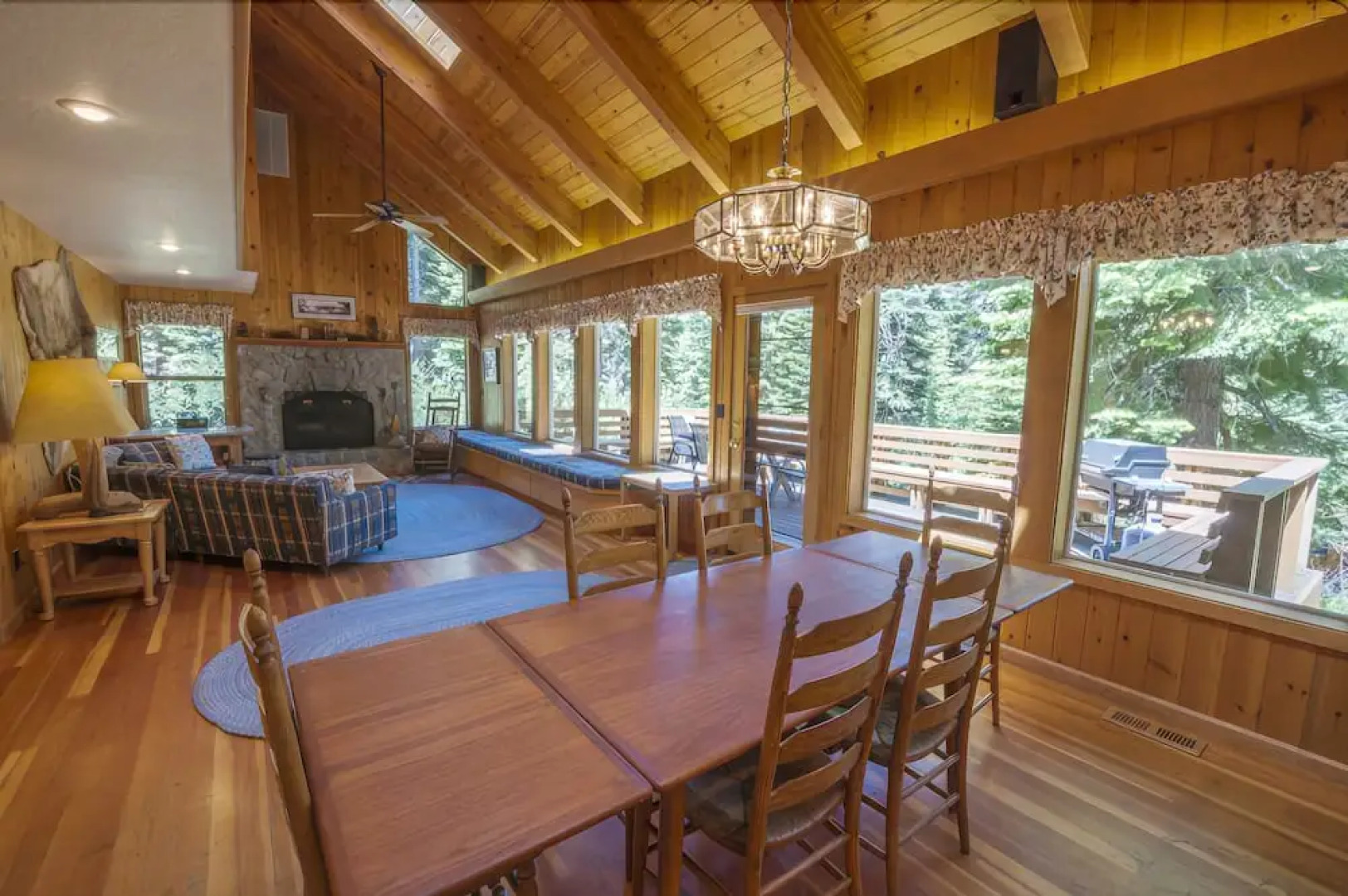 Eagles`s Eyrie 5 Bedrooms 2.5 Bathrooms Home