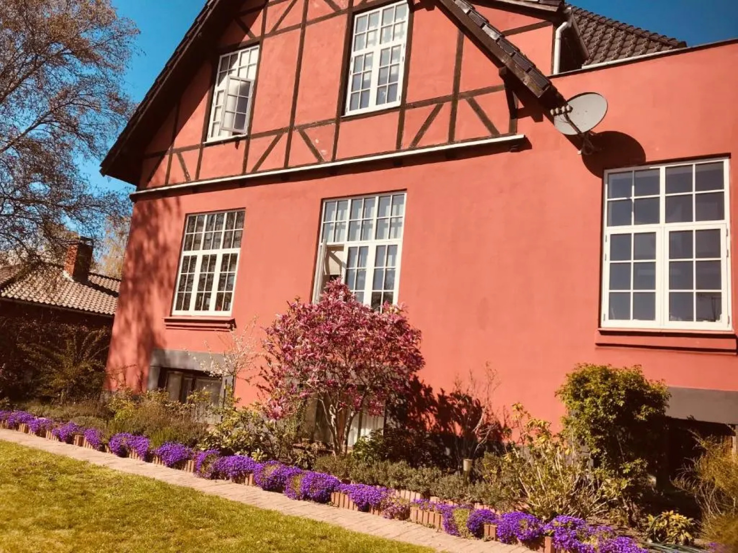 Centralt i Gentofte i 2 plan, ved S-Tog og busser