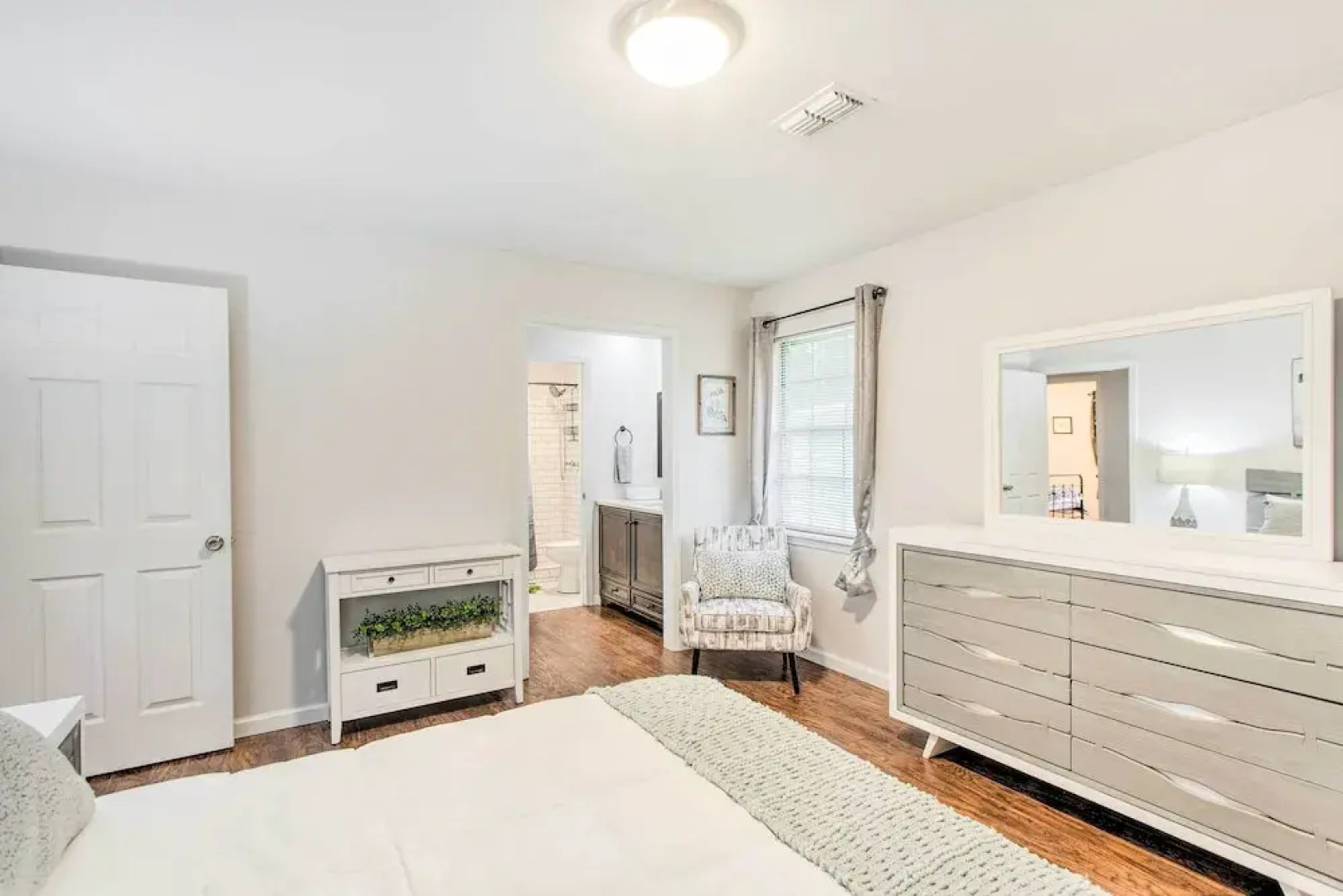 Bright Hinesville Home, 43 Mi to Savannah!