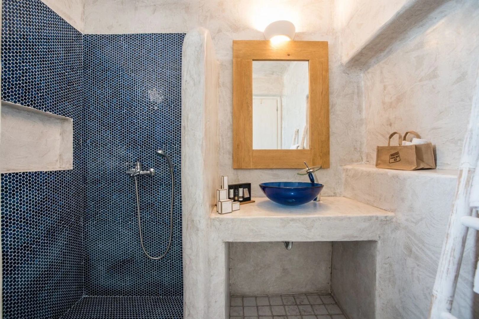 Funky holiday home with pool, next to the beach by VillaRentalsgr