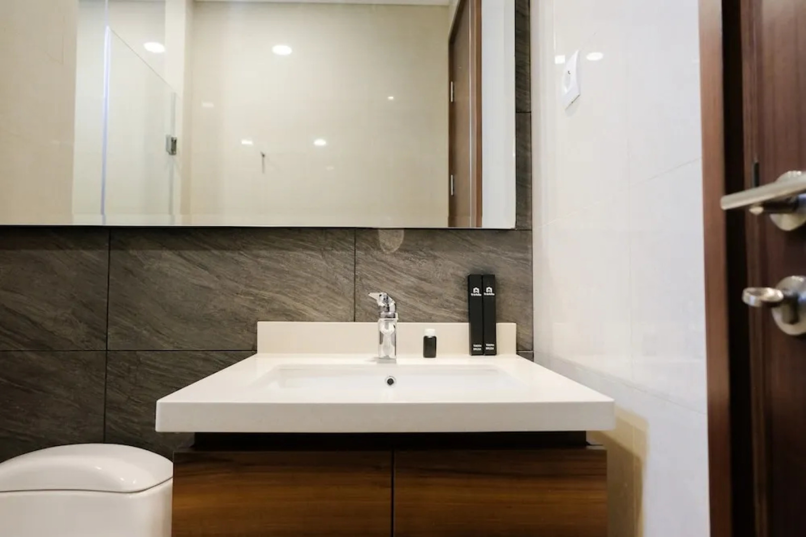 Luxurious 1BR at Marigold Nava Park Apartment