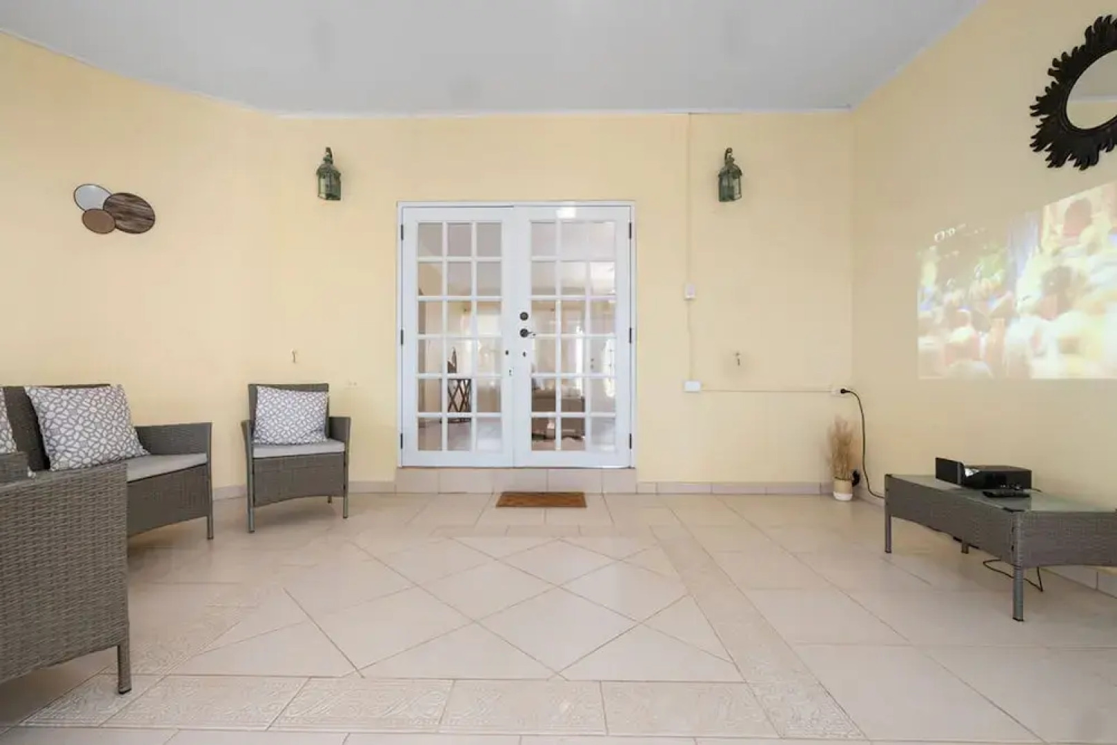 Cozy Central 4br3ba Home w Pvt Pool Largegarden