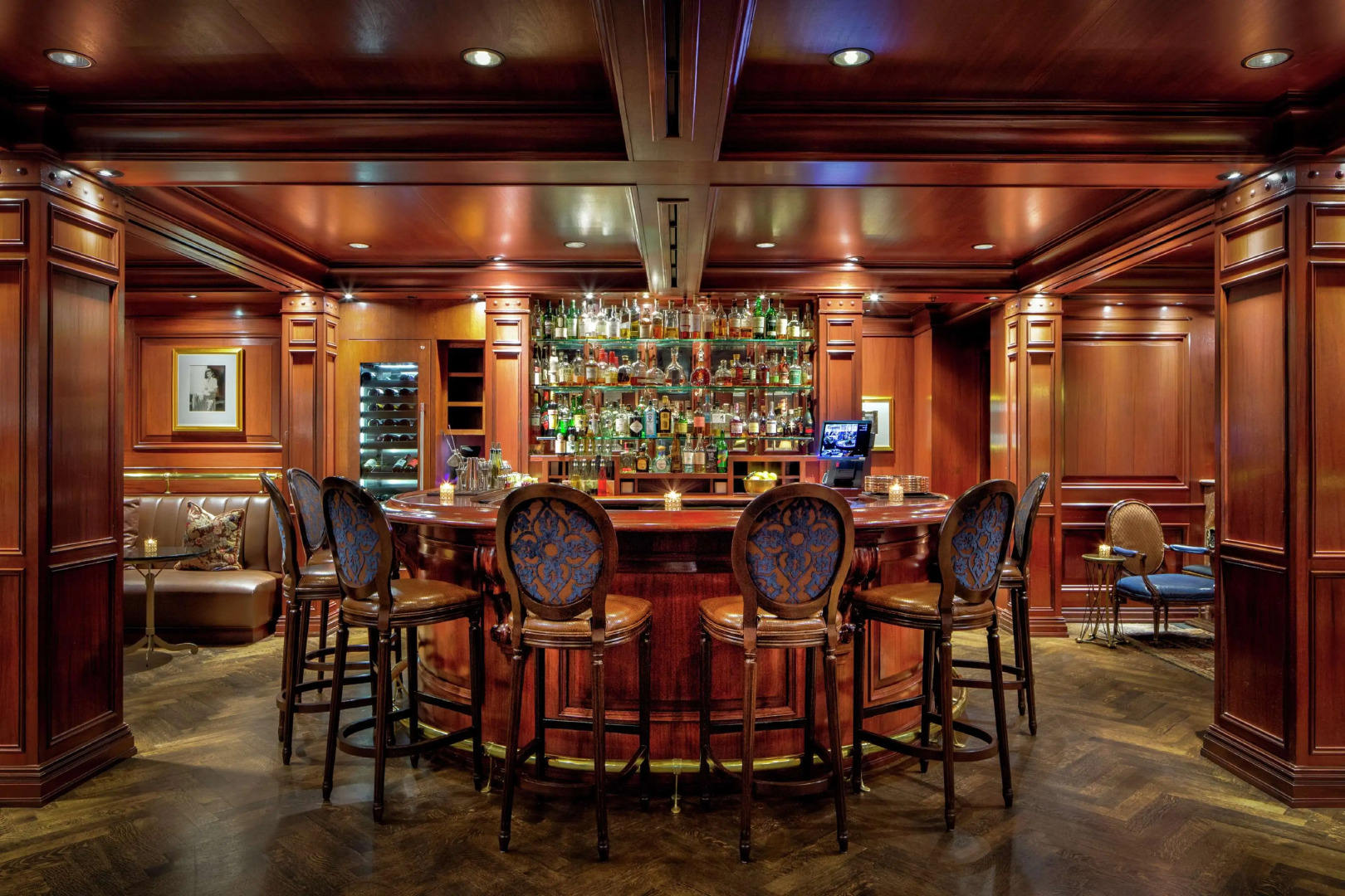 Amway Grand Plaza, Curio Collection by Hilton