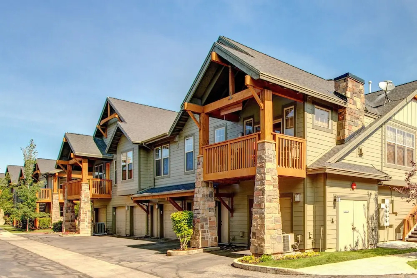 Warm and Spacious Home Base at Redstone by RedAwning