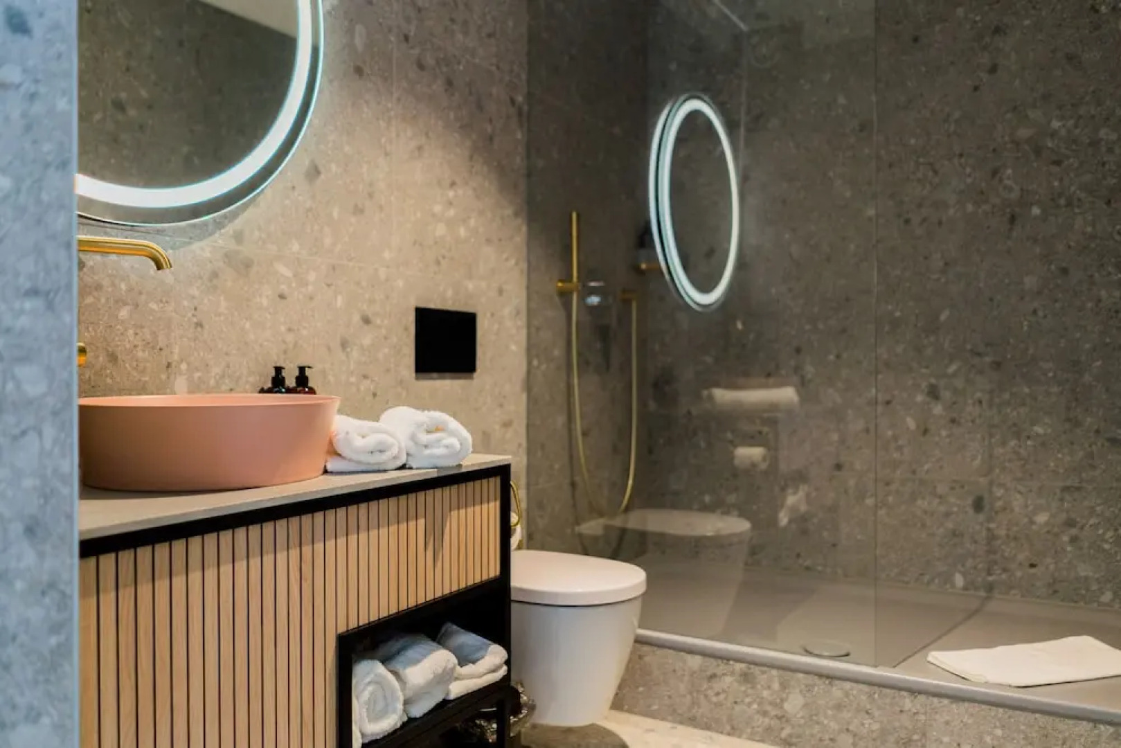 Bob W Munich Airport - Peterhof