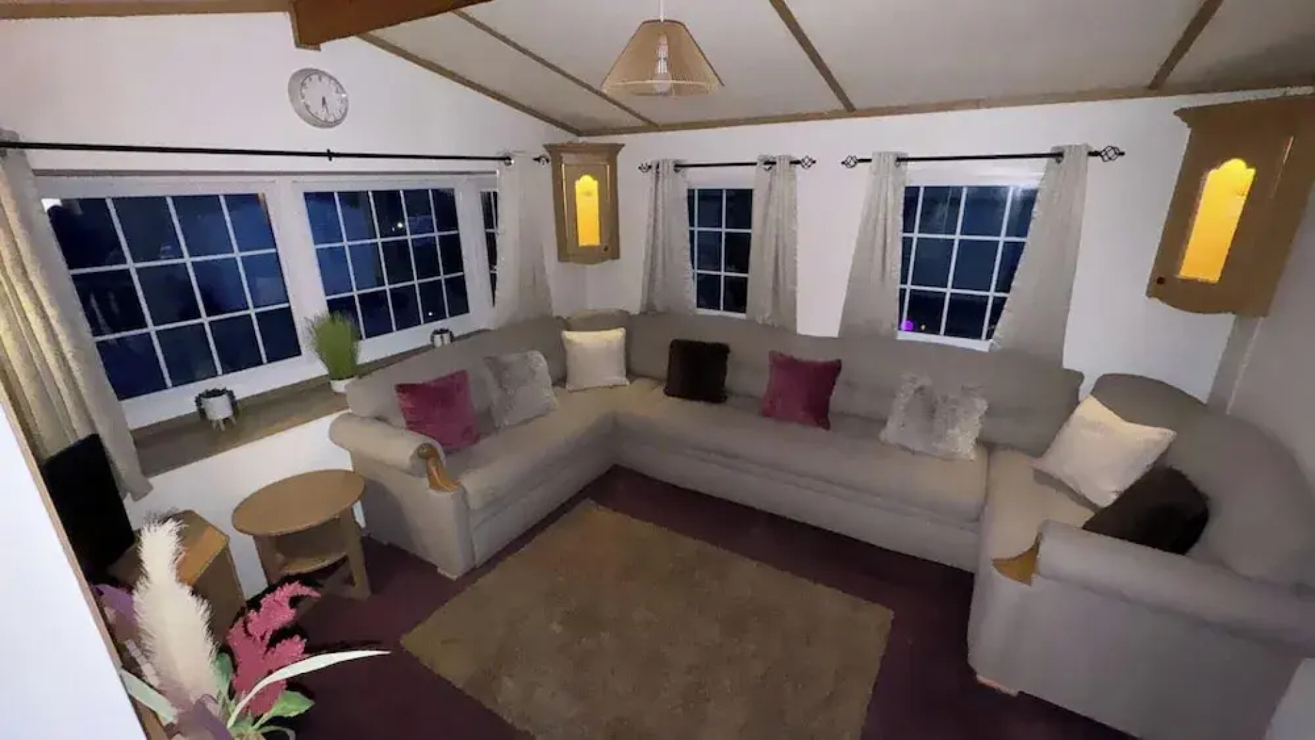 Llanarmon-yn-ial 3-bed Caravan, Sleeps 6