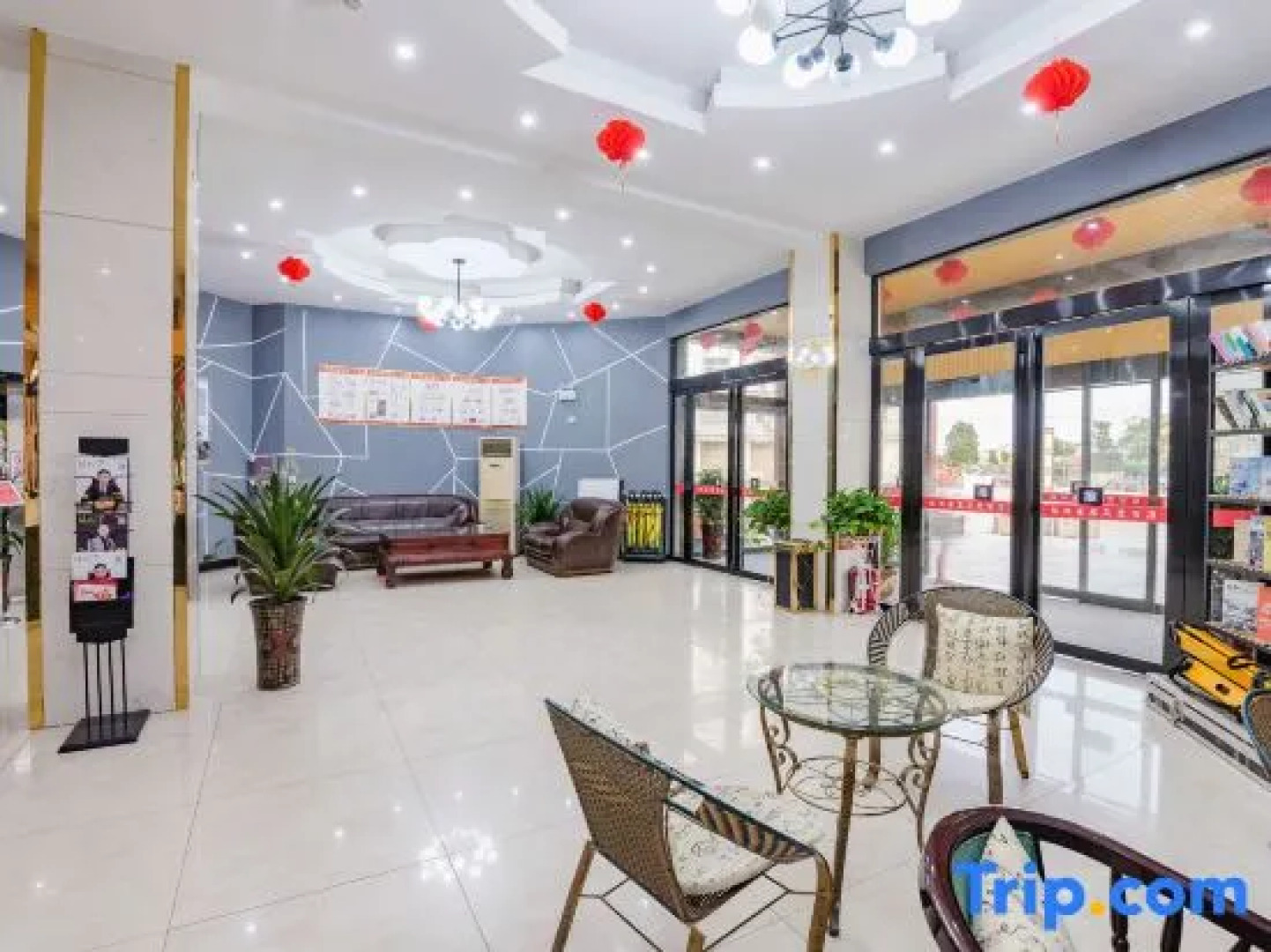 Shell Xinyang Huangchuan Country Railway Station Hotel