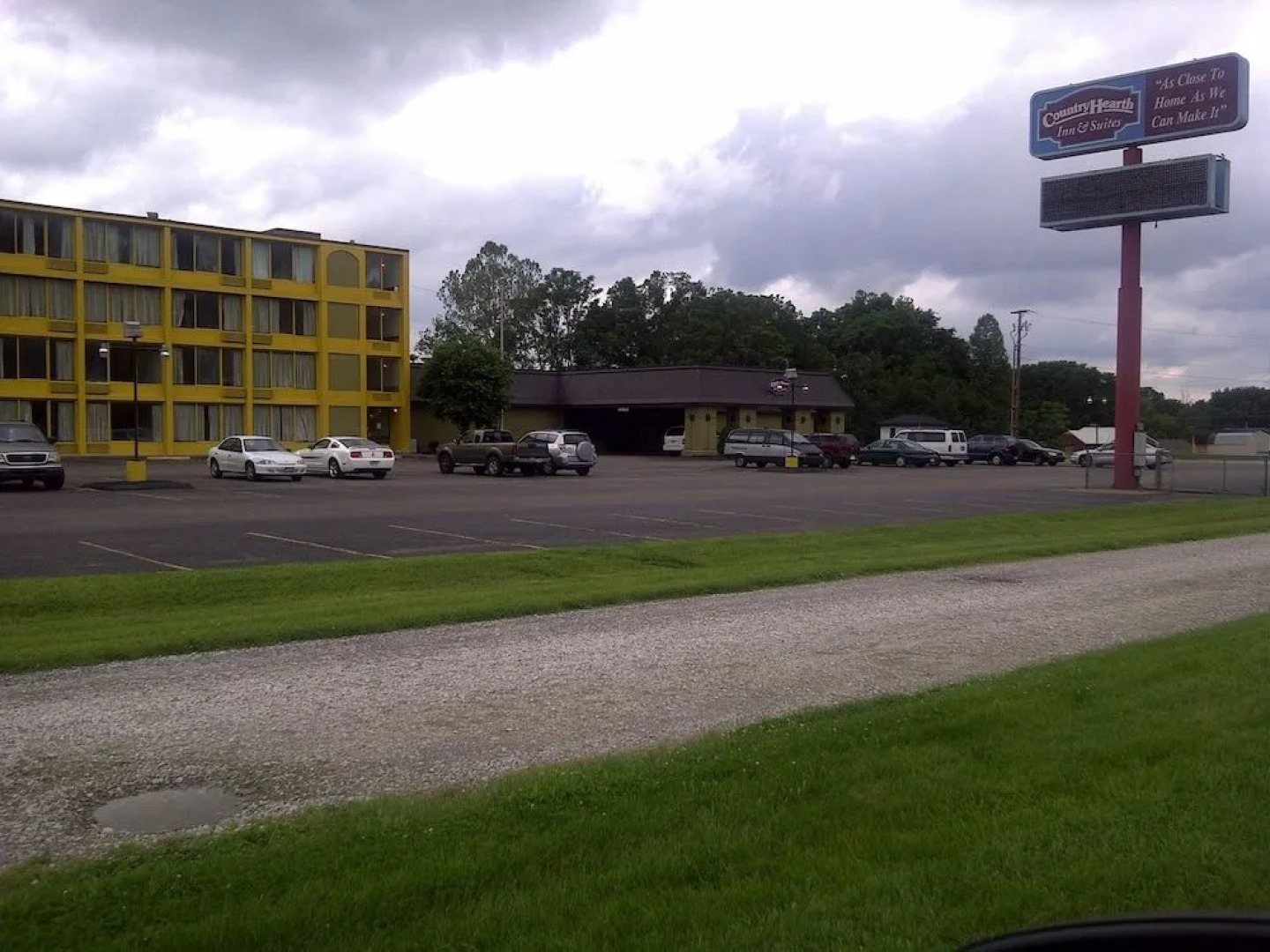 Country Hearth Inn & Suites