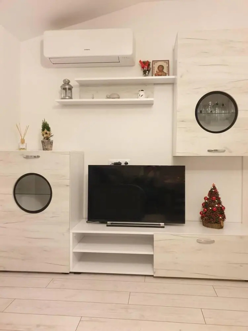 2-bed - Sleeps 4 - With Parking