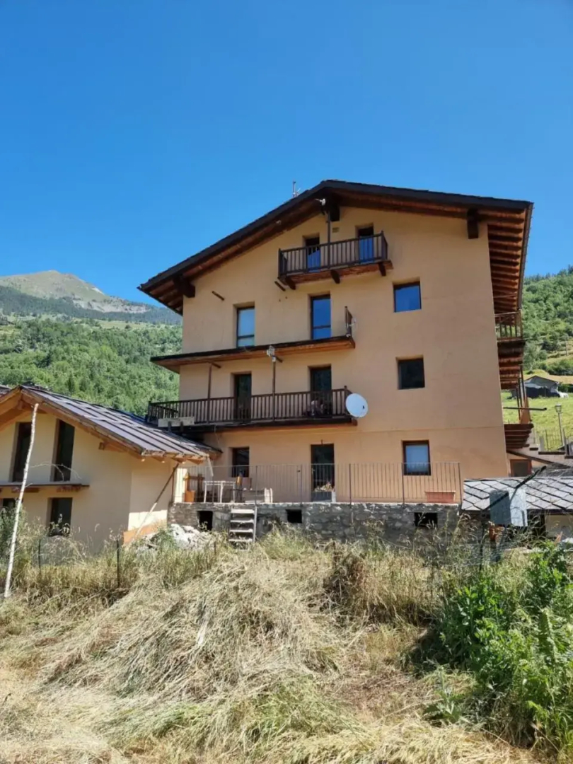 La Maison Jaune