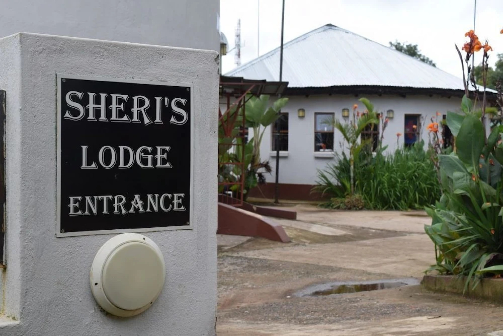 Sheri's Lodge & Backpackers