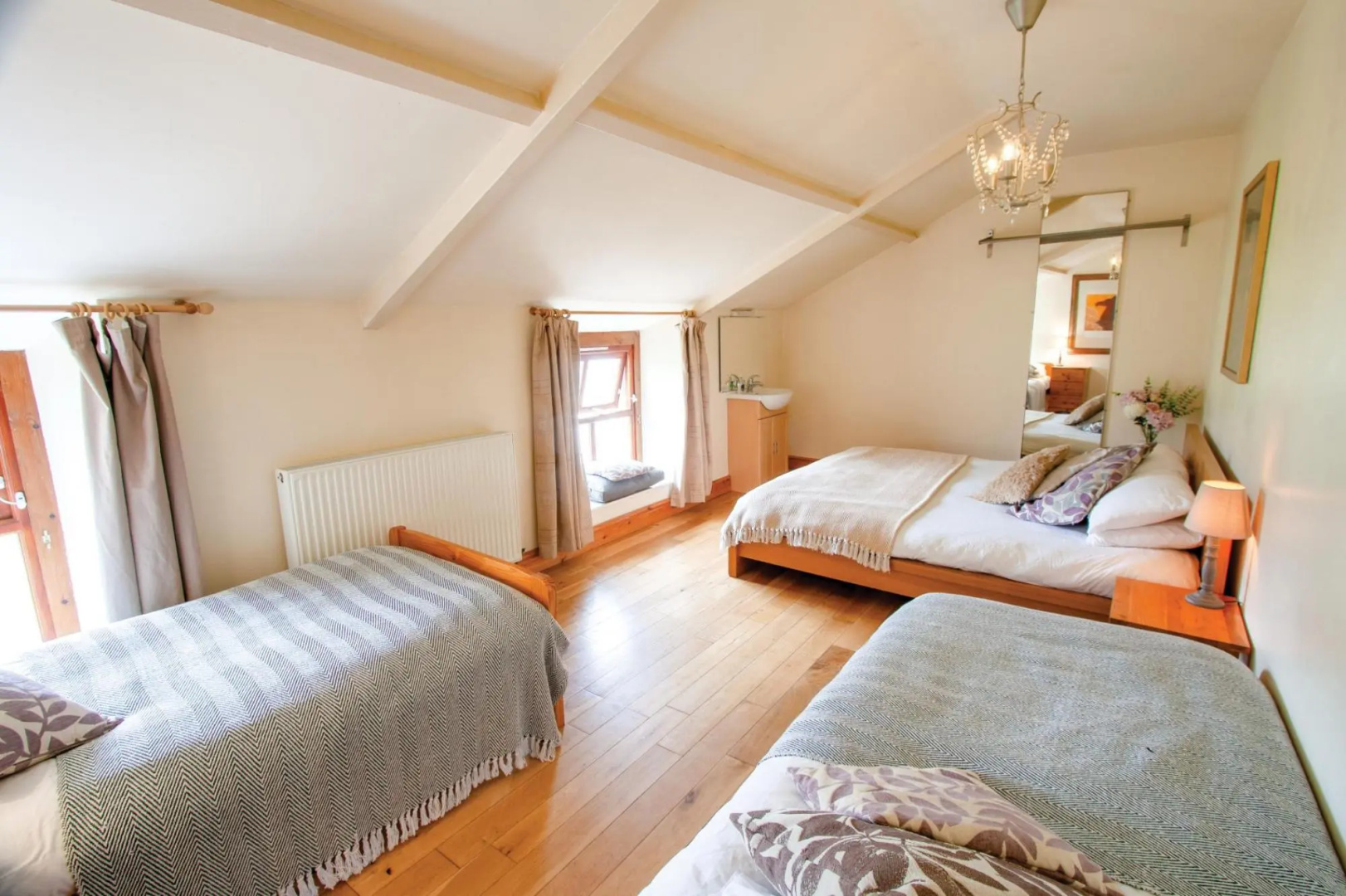 The Lake House Retreat - 7 Bedroom Holiday Home - Sleeps 20 - Southgate