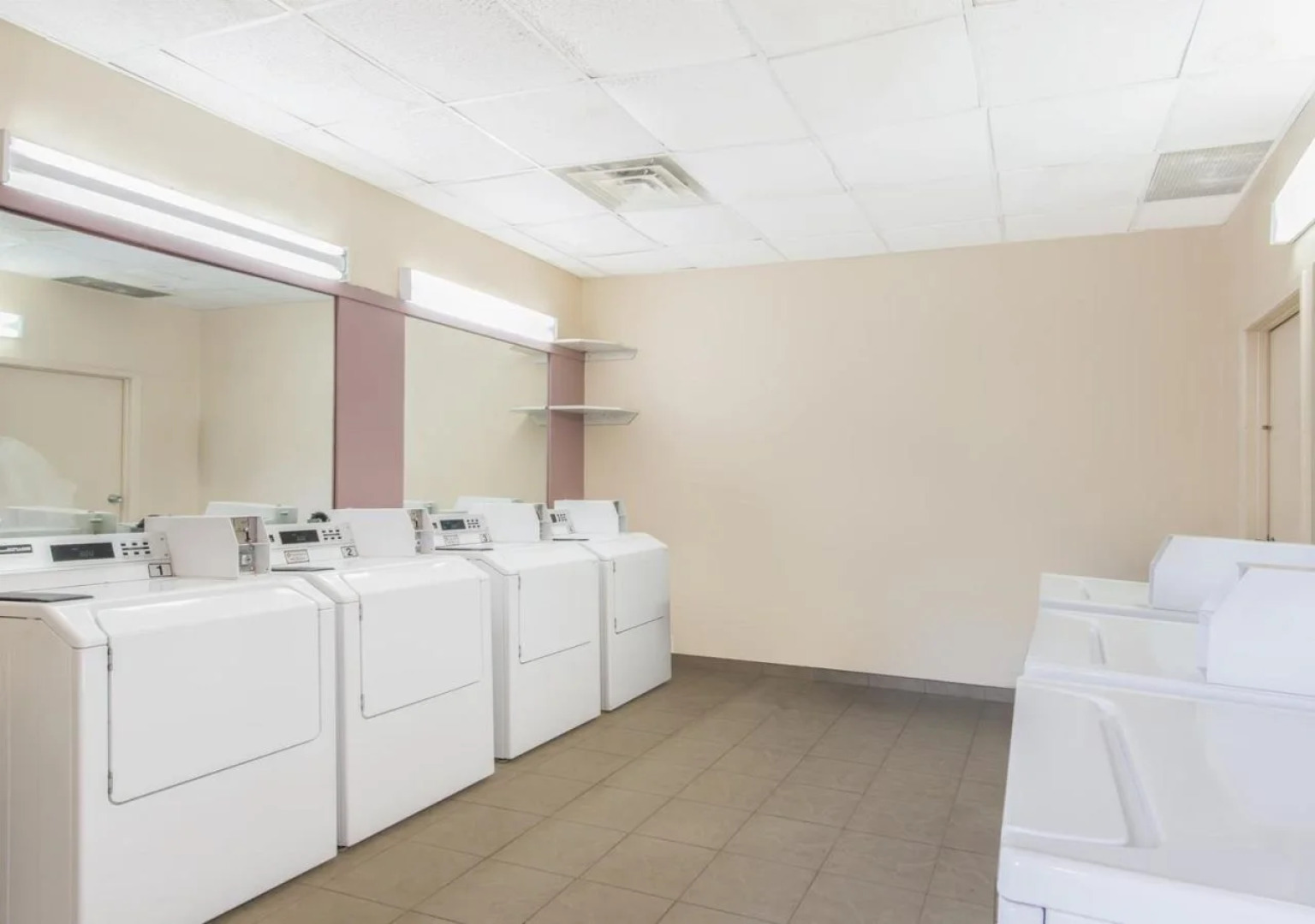 Howard Johnson express Inn & Suites Brampton