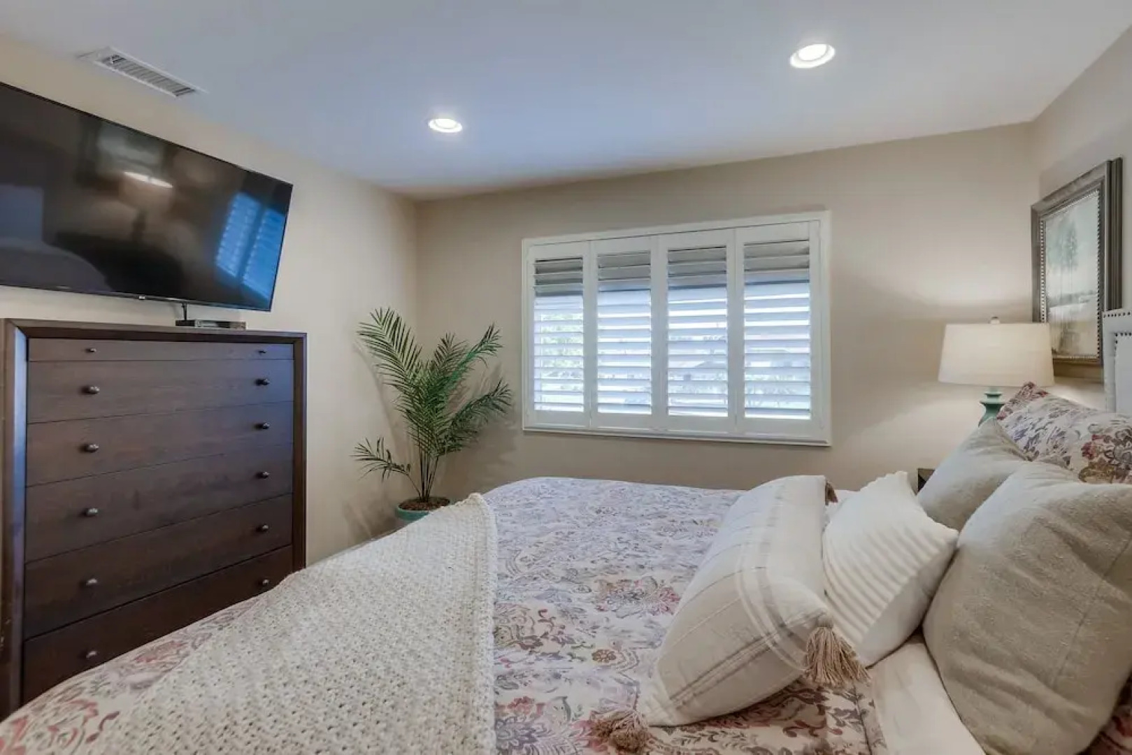 Beautiful Backyard Oasis 5 bedroom 3 Bathroom Home