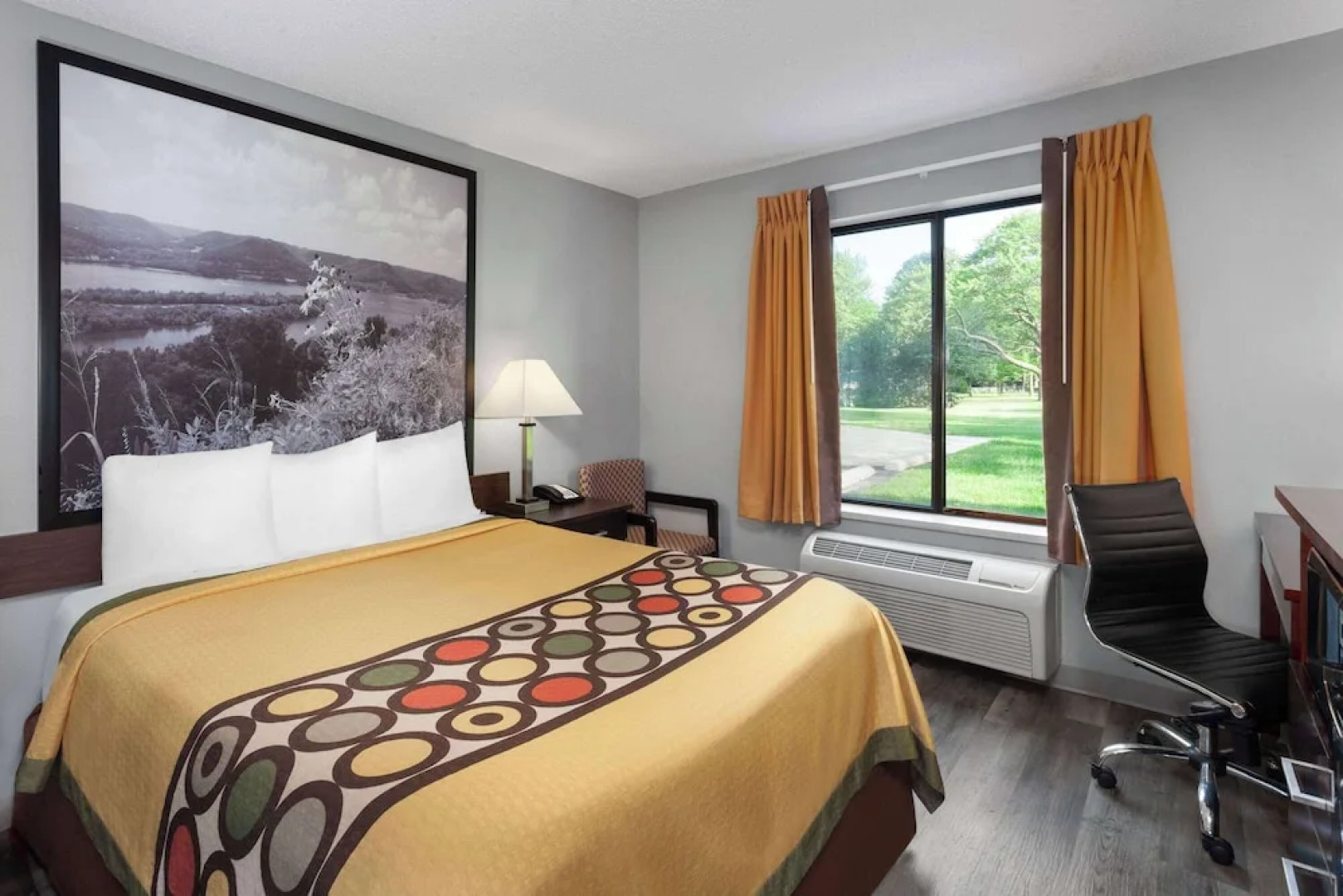 Super 8 Sun Prairie/madison E