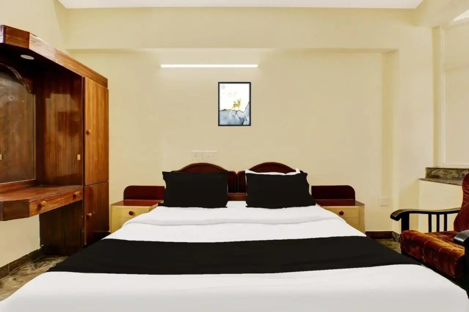 OYO 15837 Hotel Rvee's Regency