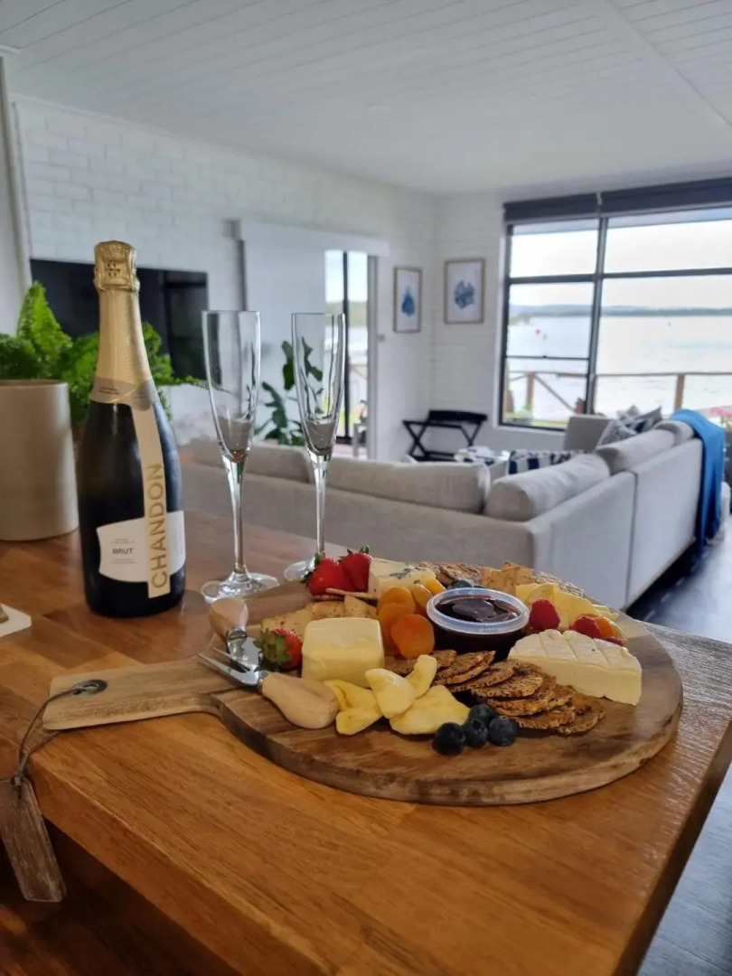 Serenity by the Lake - Romantic Waterfront Couple's Getaway