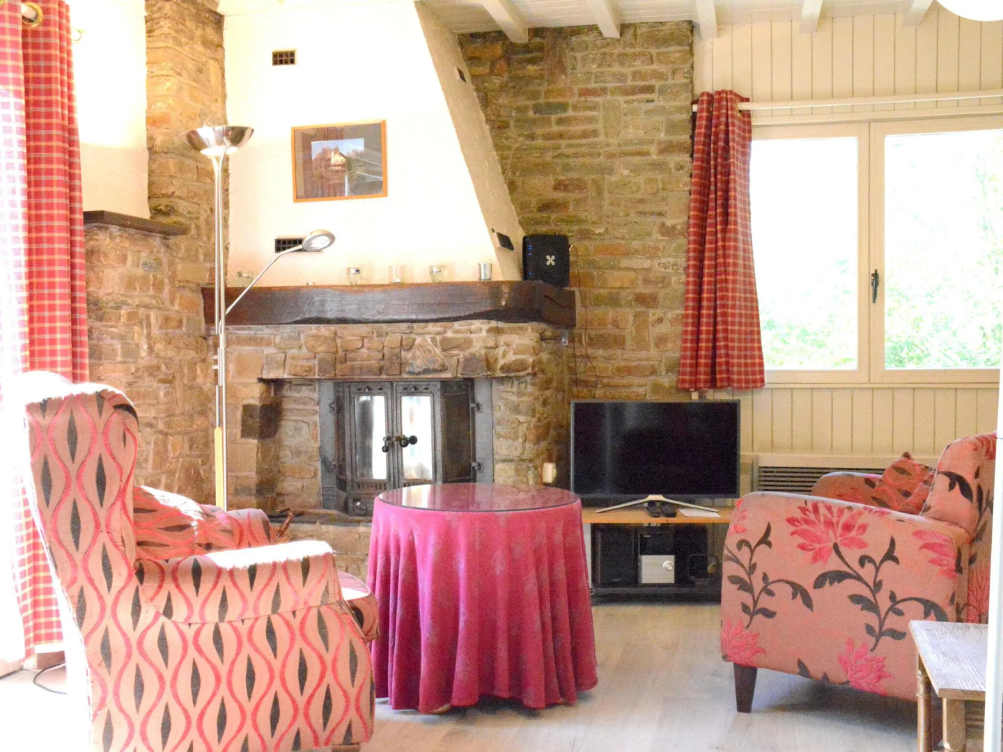 Luxury Pet Friendly Chalet in Bièvre near Forest