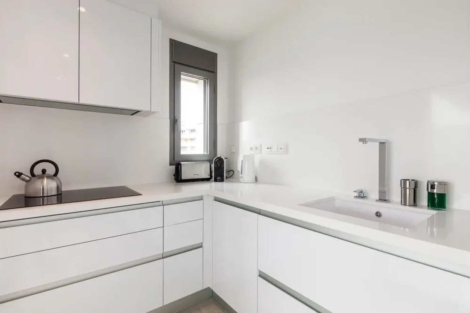 5 Star 3 Bedroom Apartment White Angel