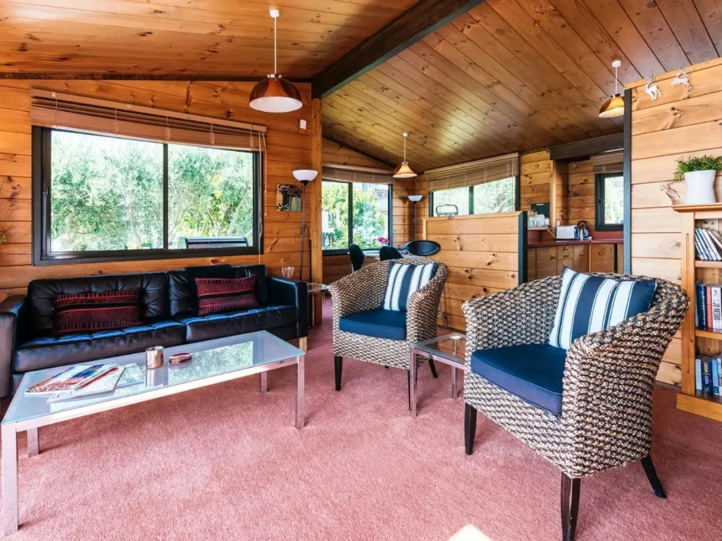 Peaceful Picnic Bay - Surfdale Holiday Home