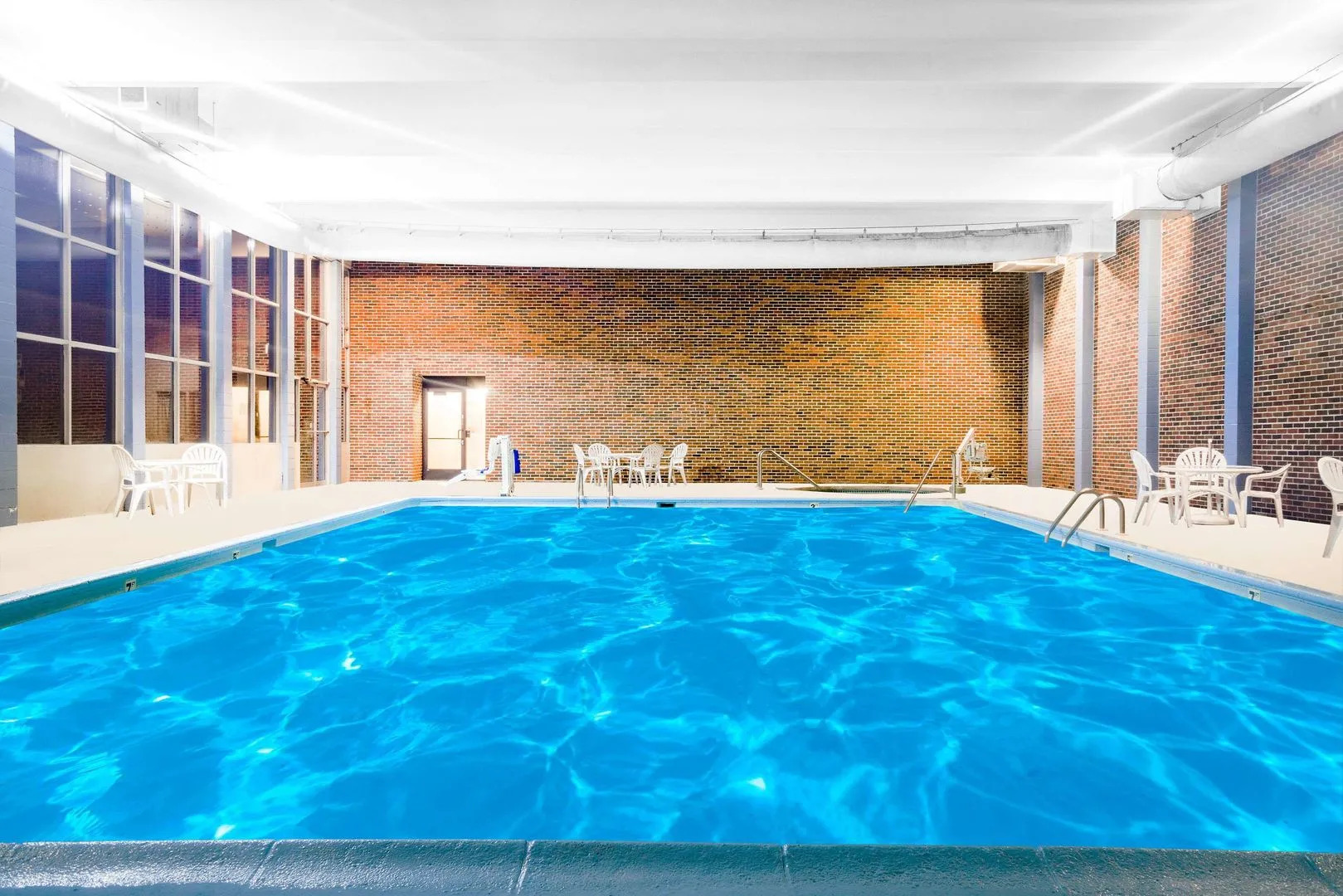 Norwood Inn & Suites La Crosse