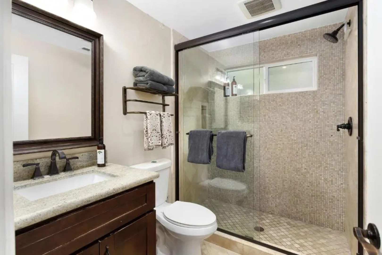 Snowflower Cabin Modern Luxe, 2 Level, 1500 sqft, AC, View, Dogs, Walk to Village