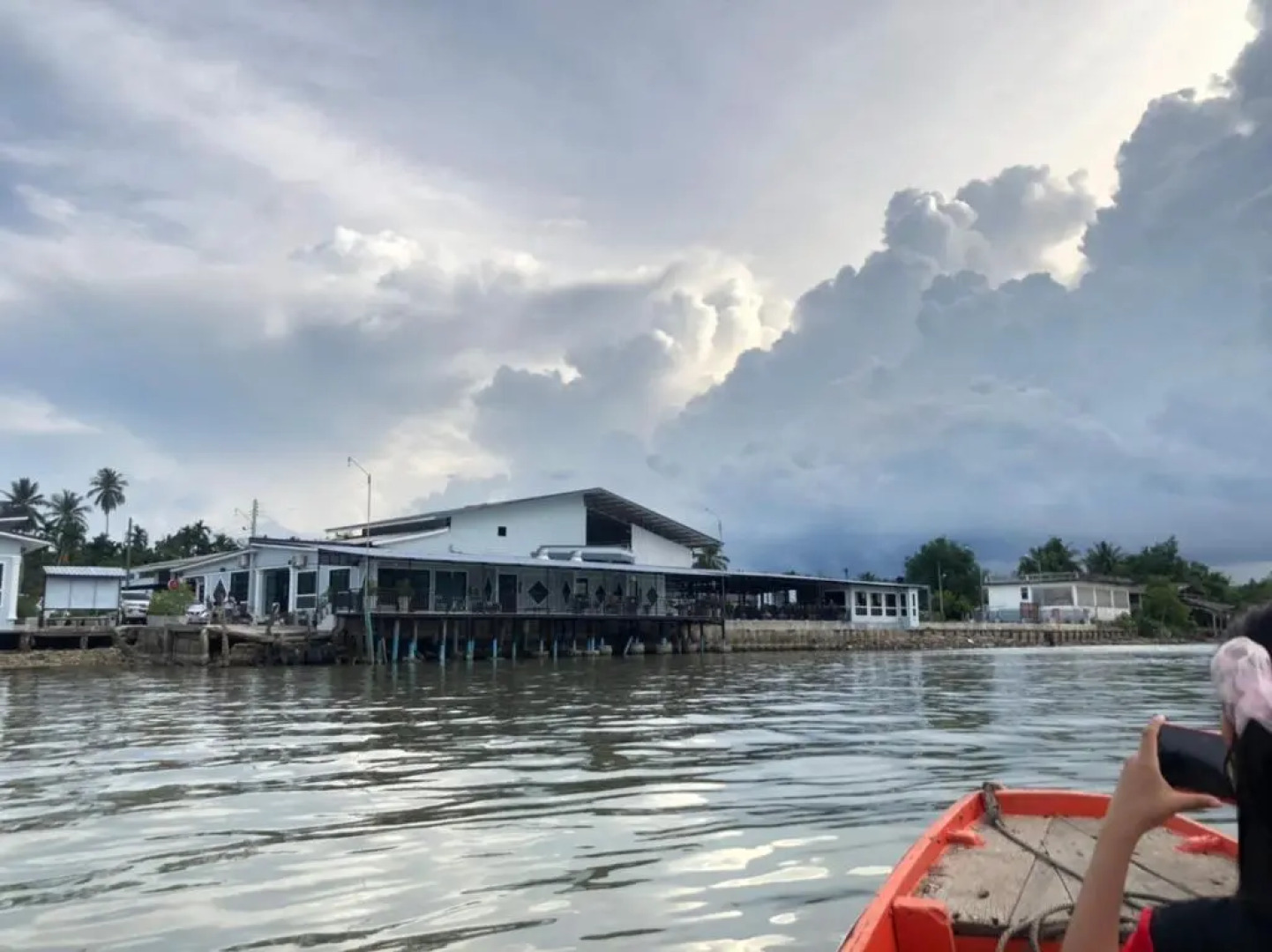 Chaiyai River Front Hotel