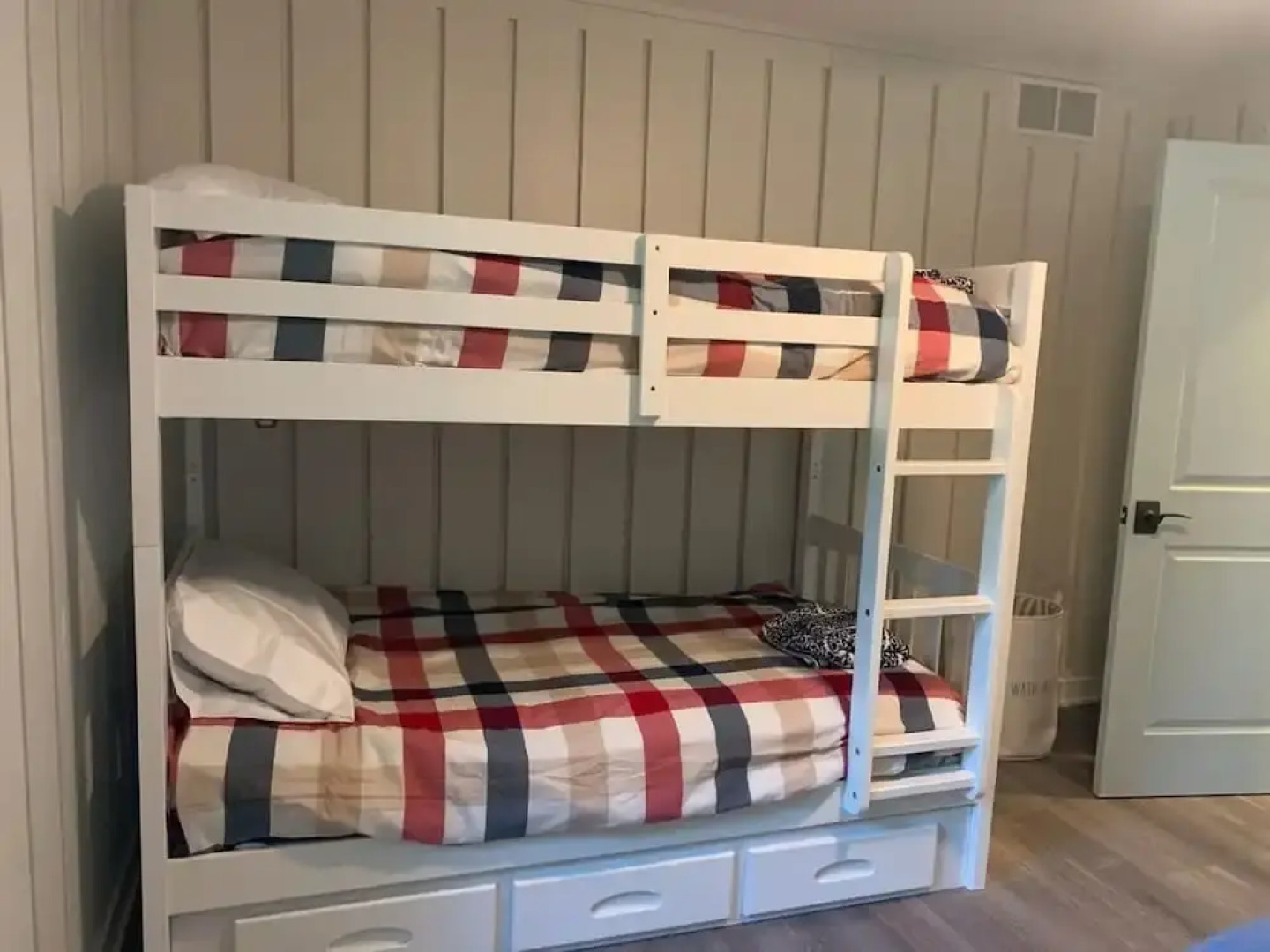 Beach View Cottage - On the Lake