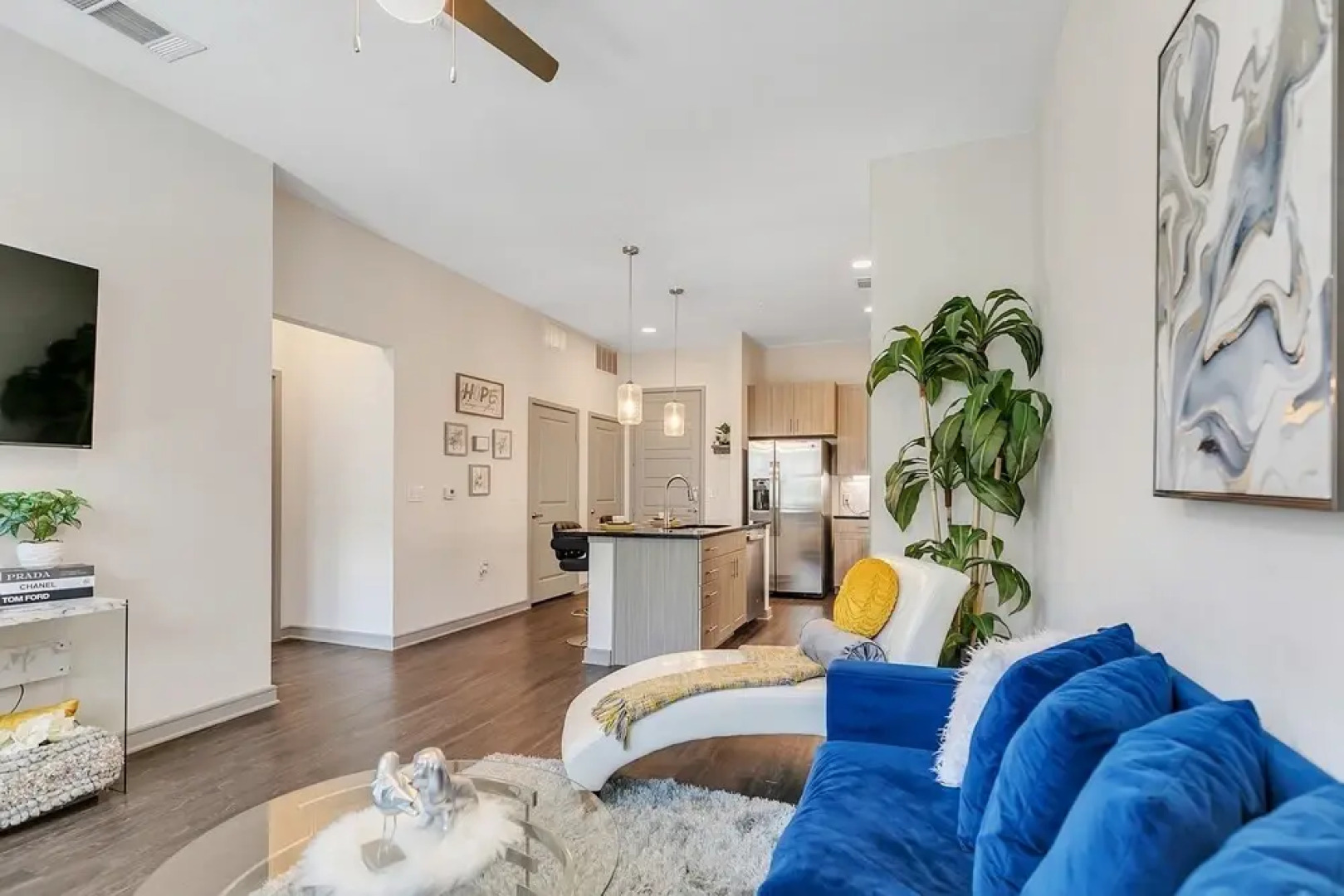 Maison De Luxe Brand New Cozy, Prime Location 1 Bedroom Condo by Redawning