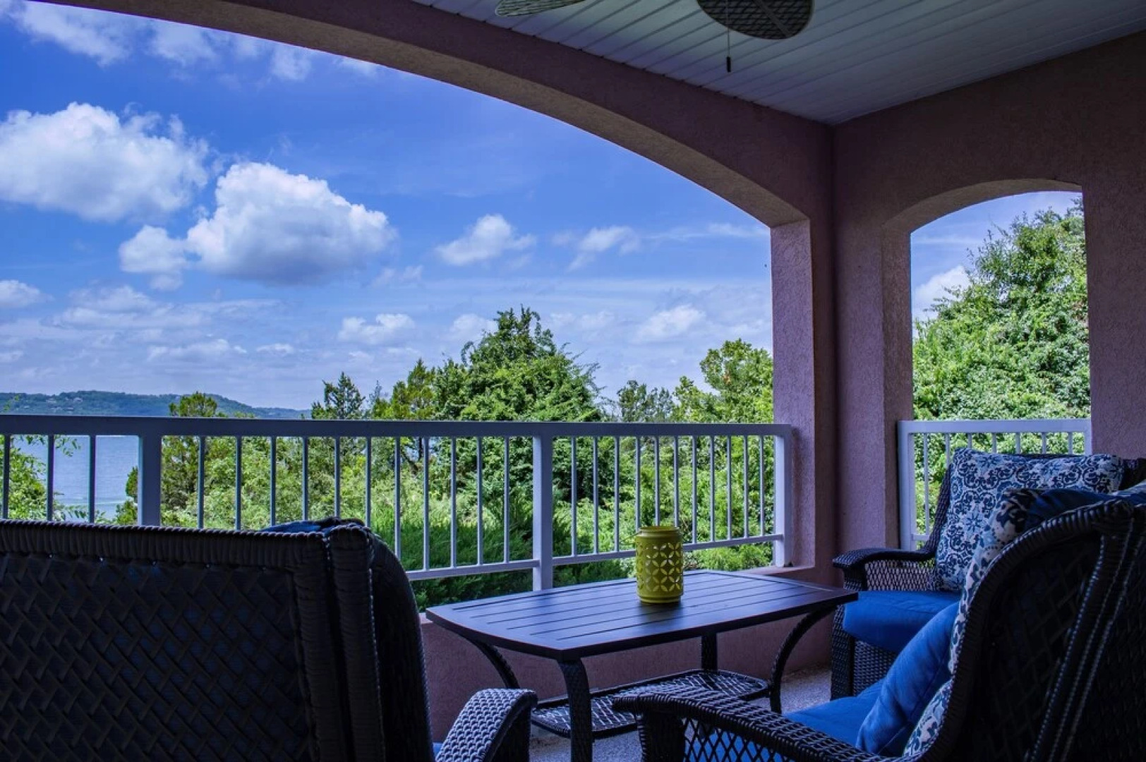 Afternoon Delight 2 Bedroom Condo by Redawning