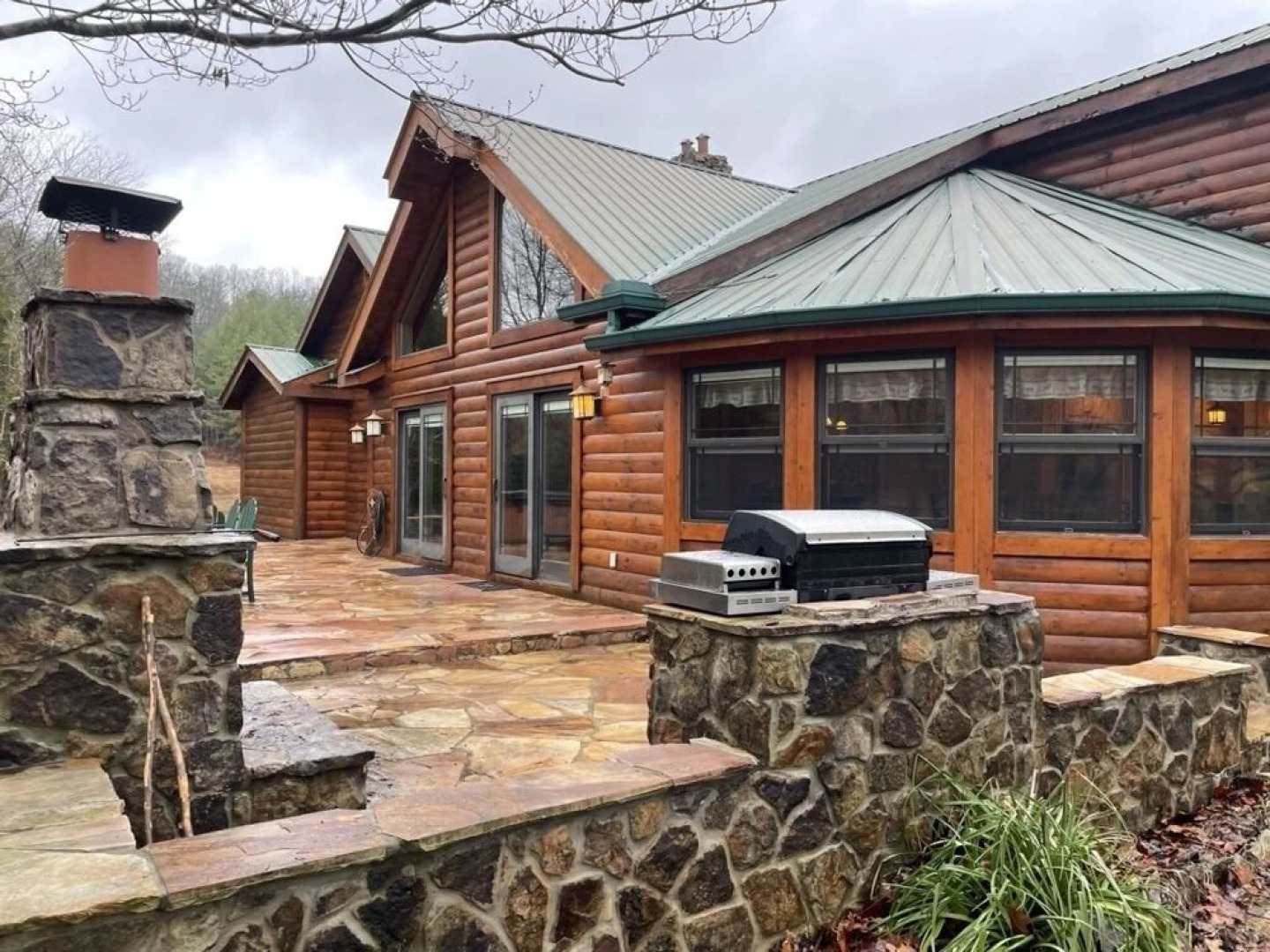 Deluxe log cabin! Pet and motorcycle friendly - enjoy nature with family and friends! 3 Bedroom Cabin by RedAwning