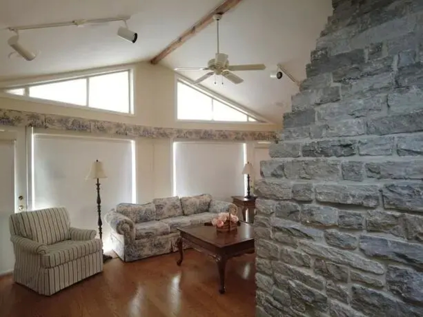 Waterfront Cottage 4 BD by GLOBALSTAY