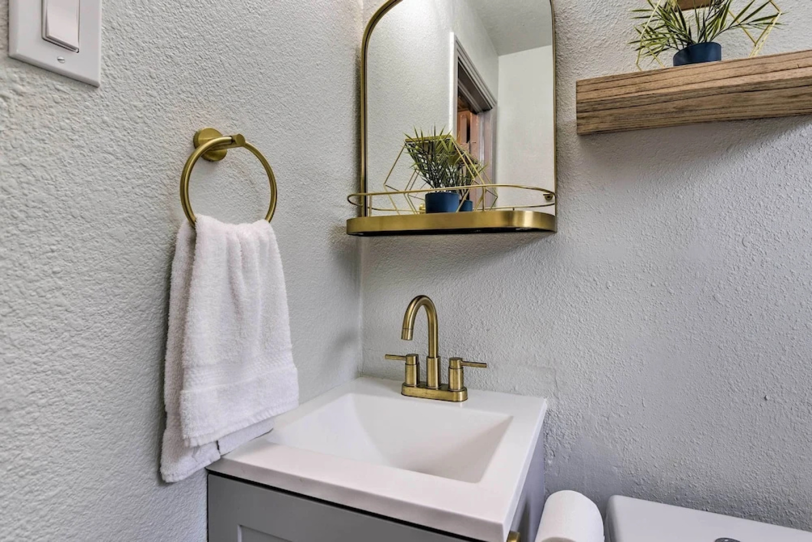 Lake Granbury Getaway ~ 1 Block to Waterfront