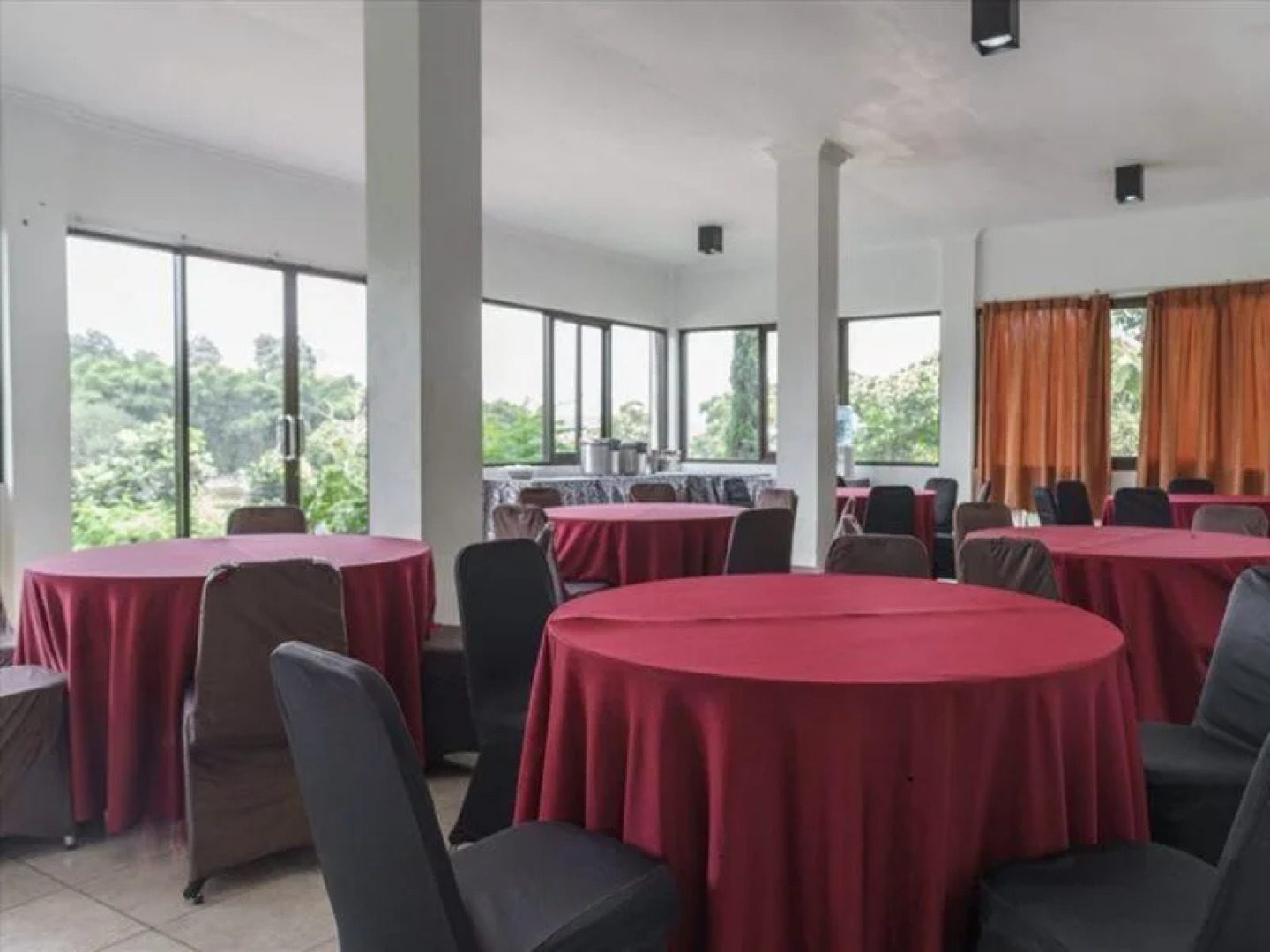 RedDoorz Plus @ Lodaya Gunung Geulis Puncak