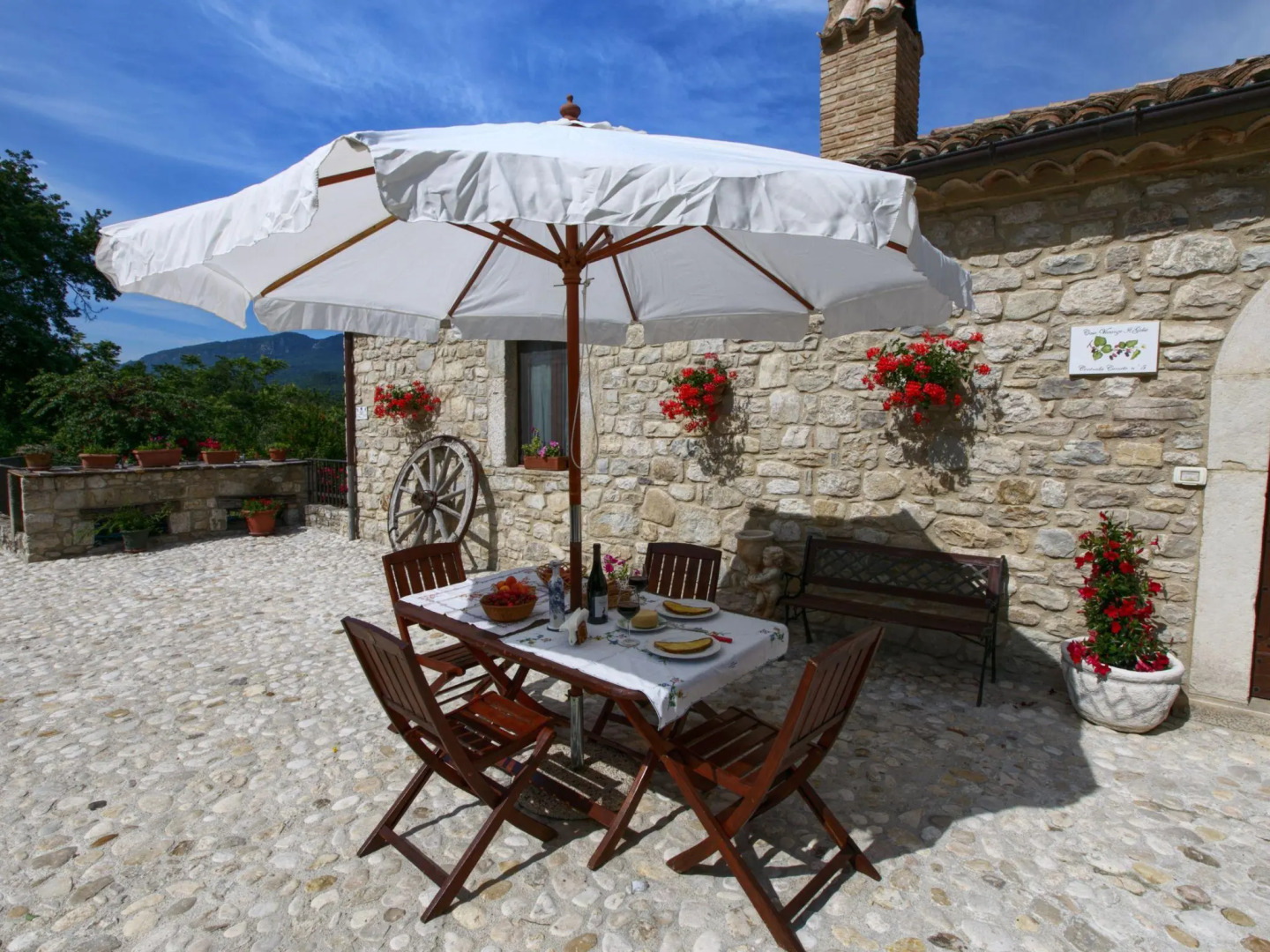 Vibrant Cottage near Lake in Bomba