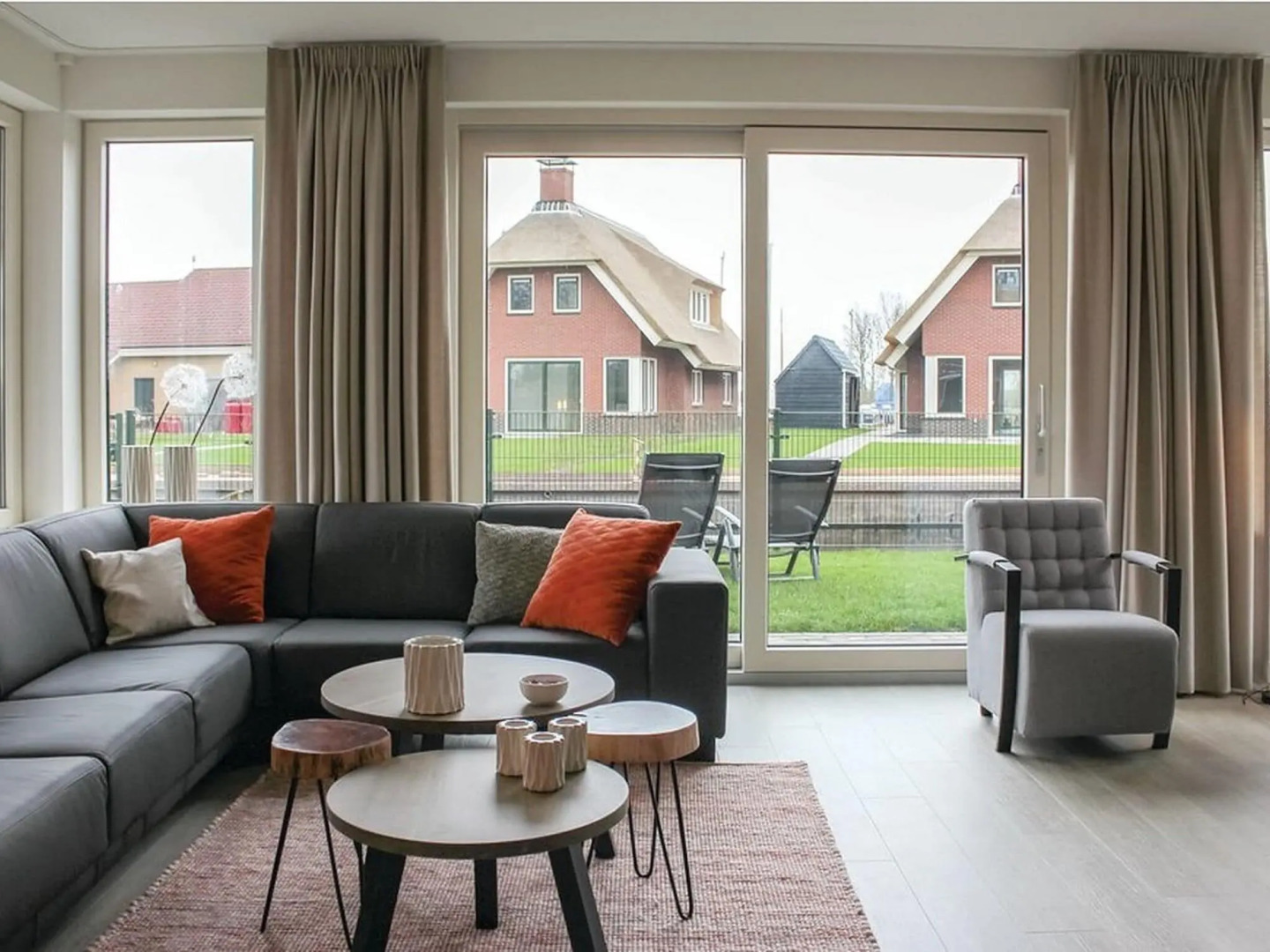 Beautiful villa with enclosed garden, in a holiday park in Friesland