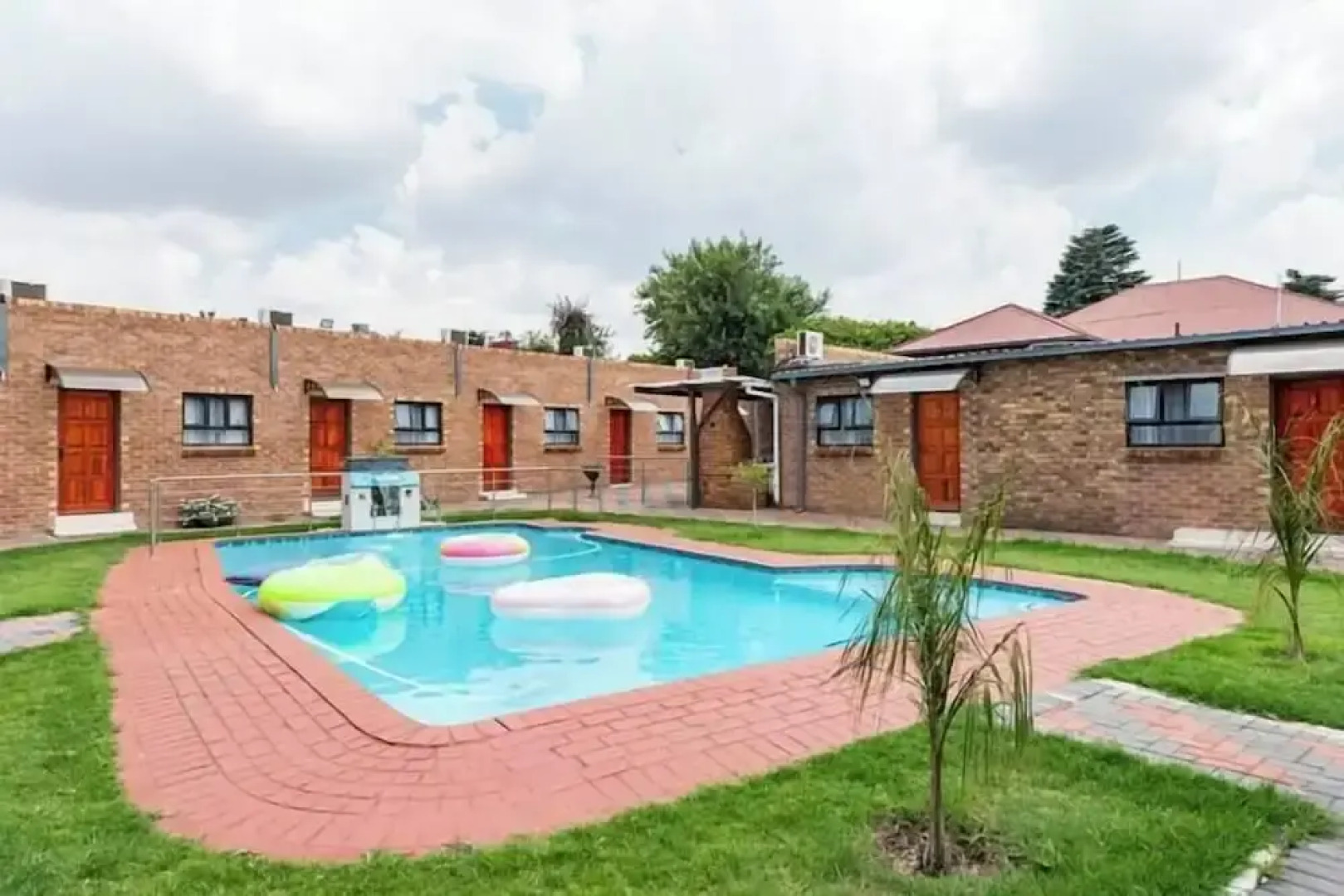 Emperor Lodge And Tours