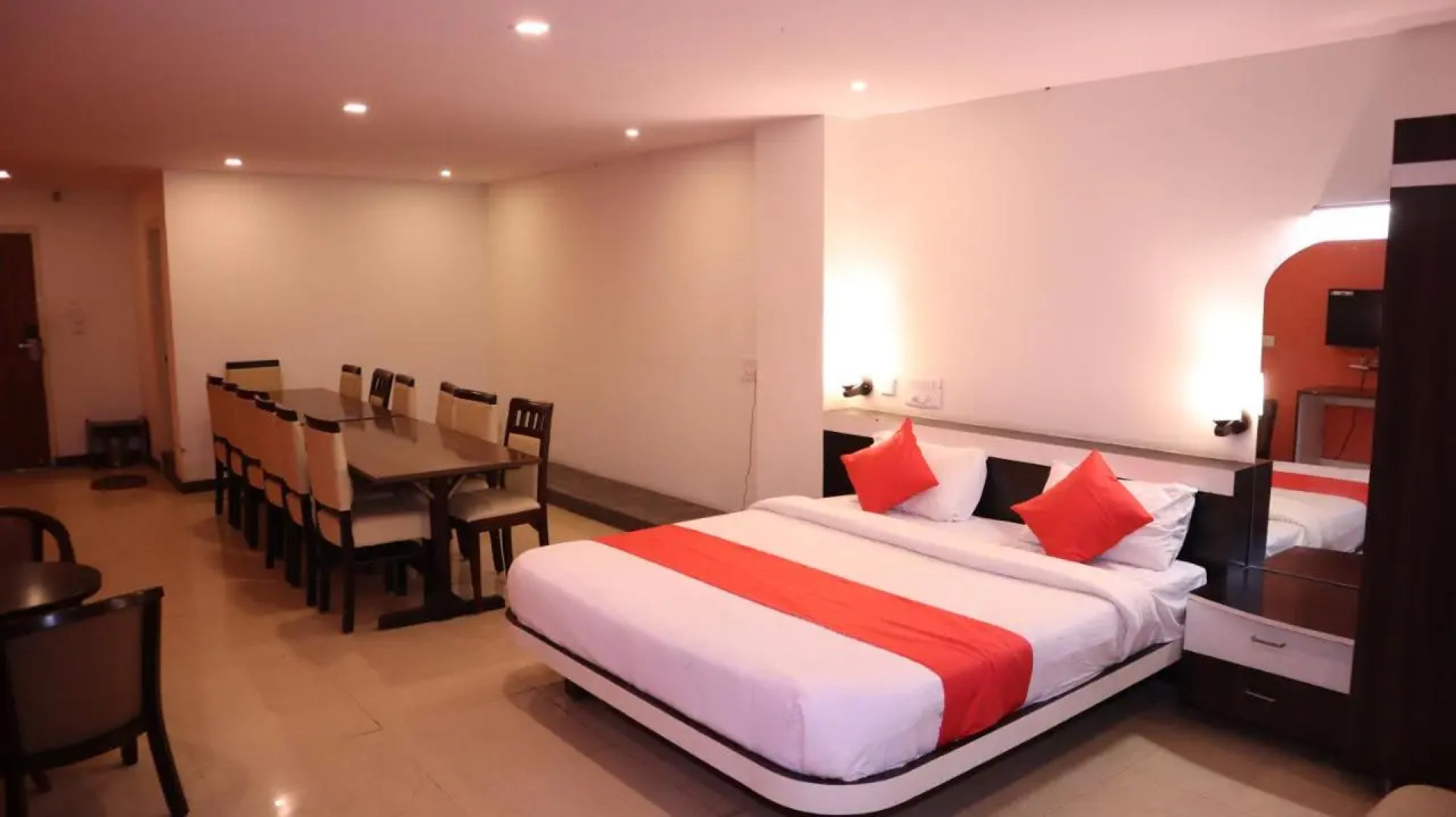 Smile Stay Bee Hive Grand