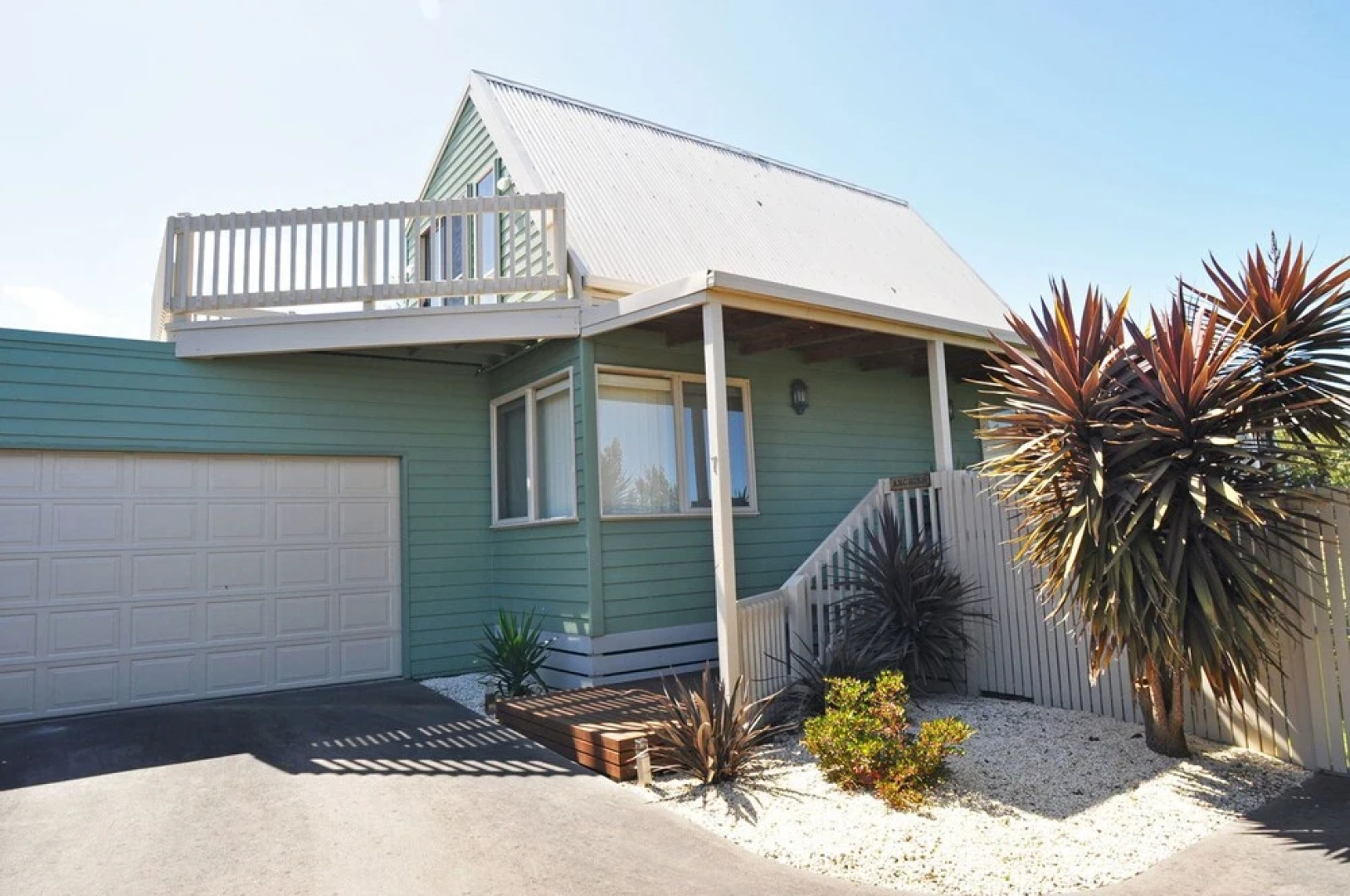 Archies Beachside Abode - Pet Friendly (Outside Only)