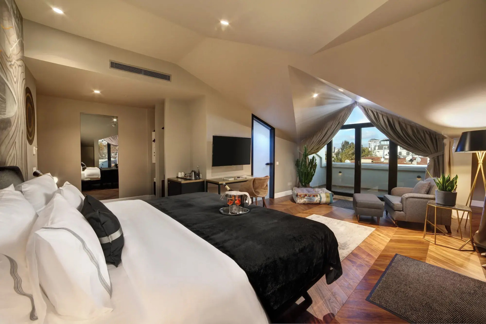 39 Kalamis Marina Hotel