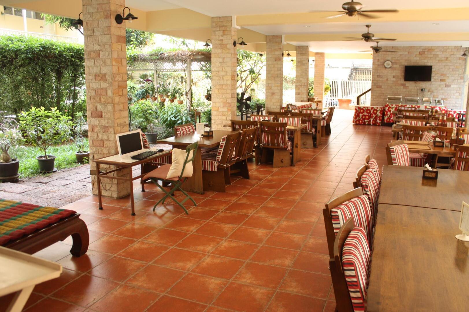 Feung Nakorn Balcony Rooms and Cafe