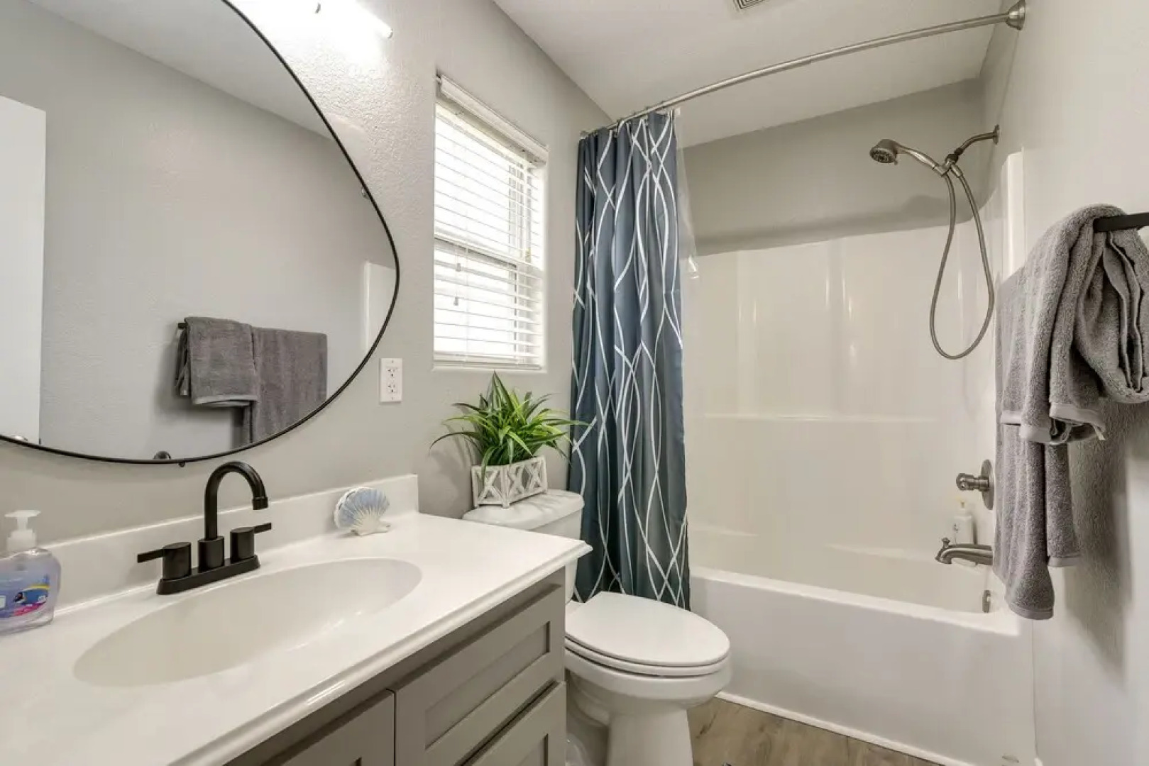 Chic Crystal Beach Home w/ Deck: Walk to the Ocean