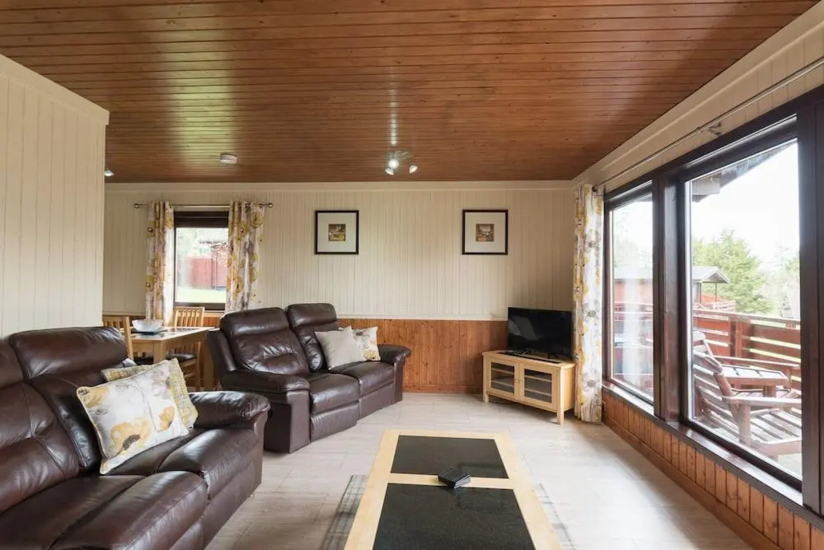 Conifer Lodge 8 With Hot Tub, Newton Stewart