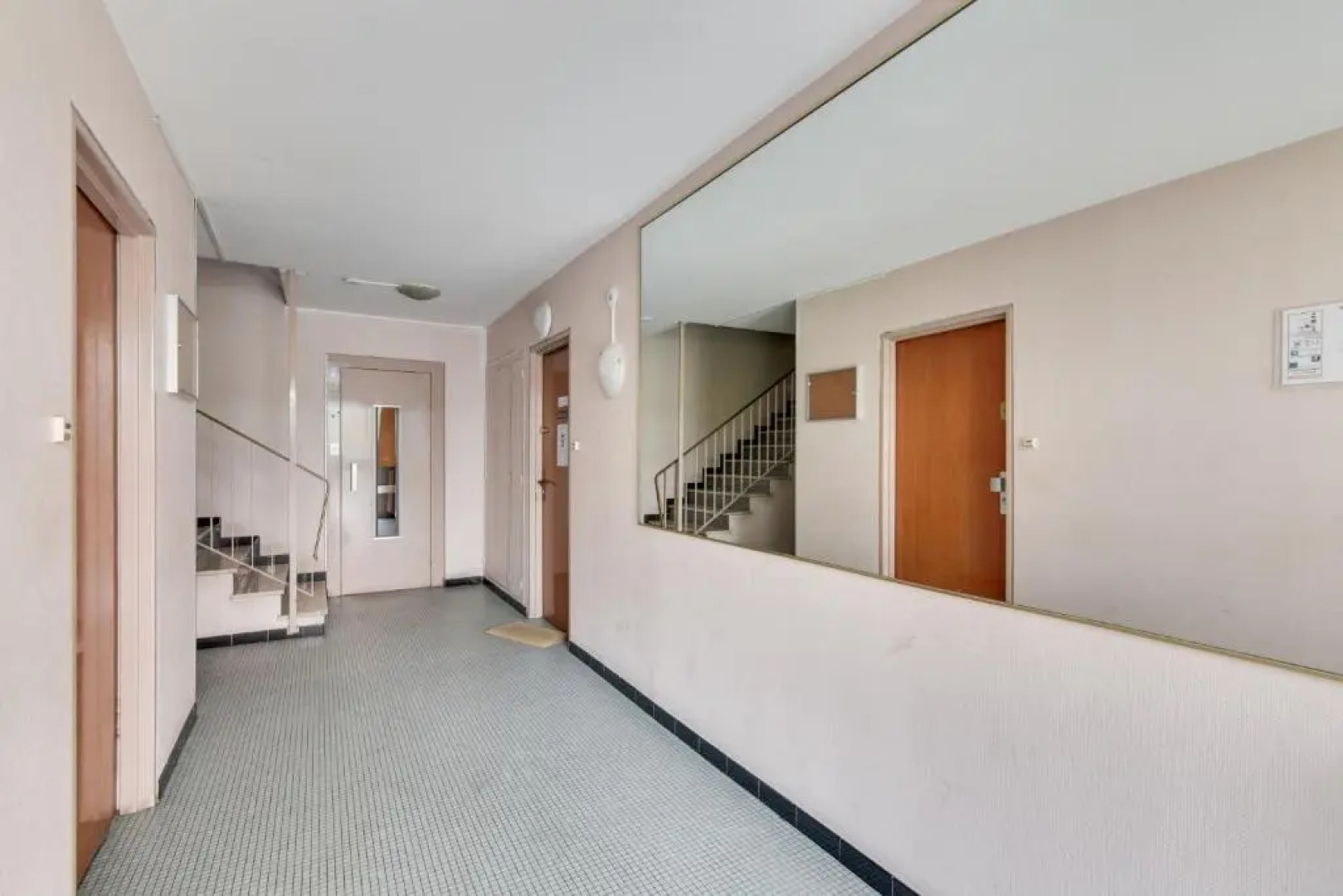 Budget apart with balcony near Paris