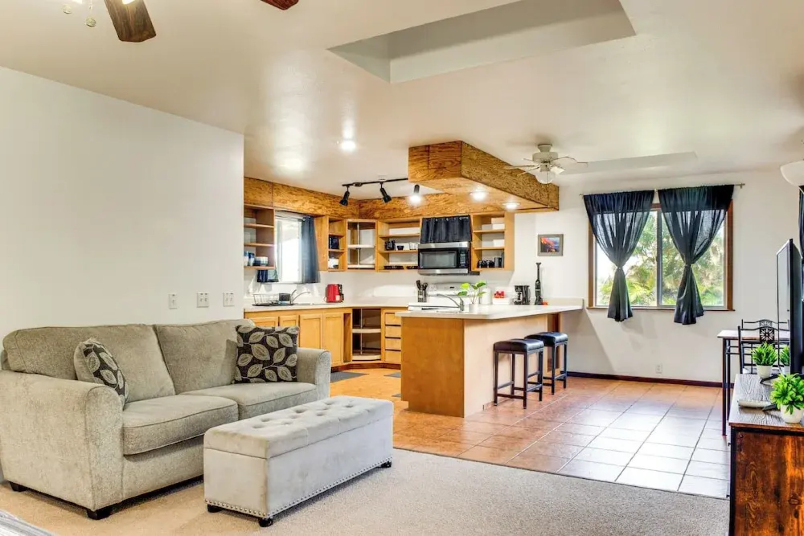 4 Mi to Beach: Keaau Retreat w/ Relaxing Porch!